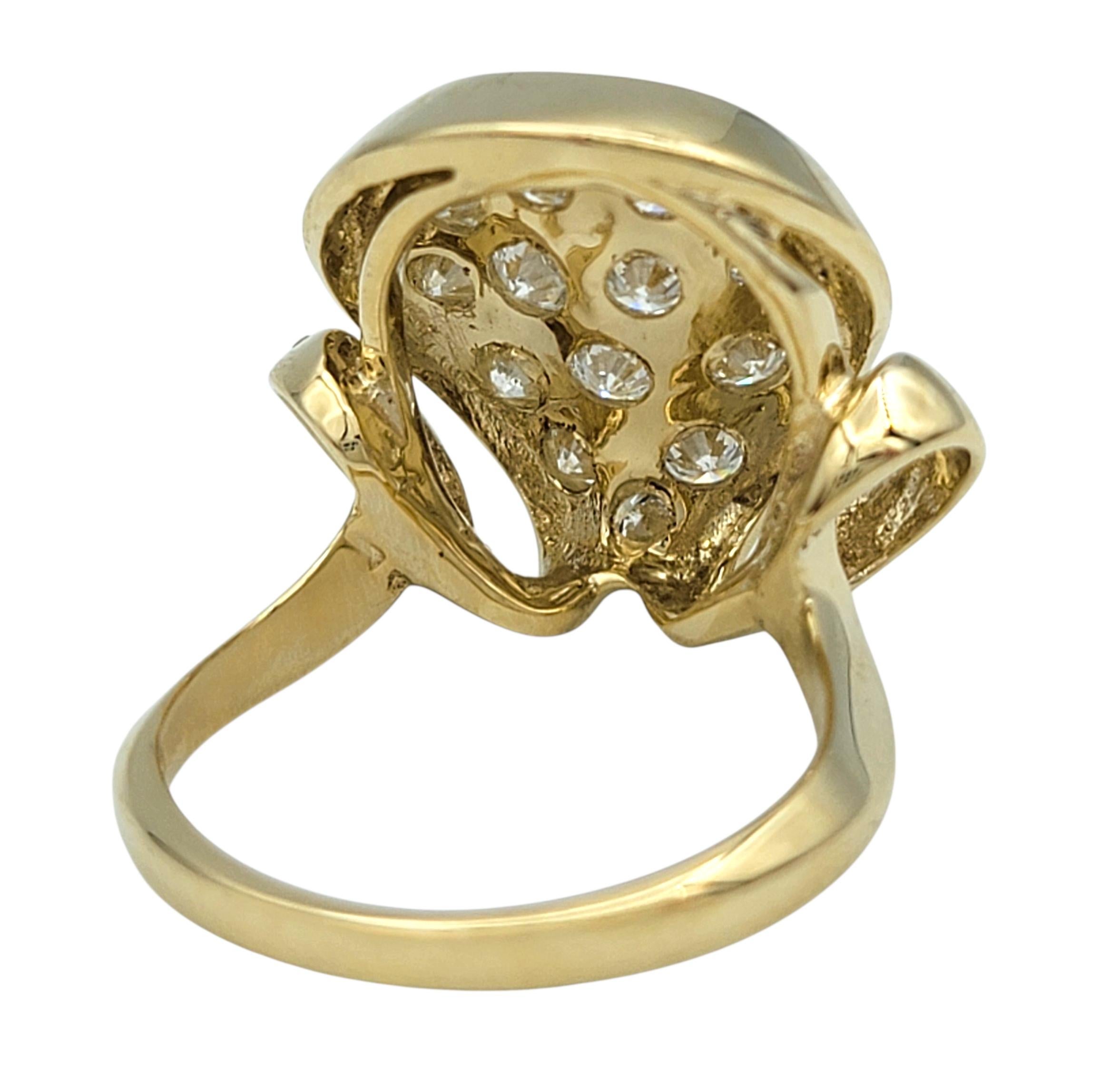 Anillo de cóctel con pavé de diamantes cóncavo circular en oro amarillo de 14 quilates en venta 1