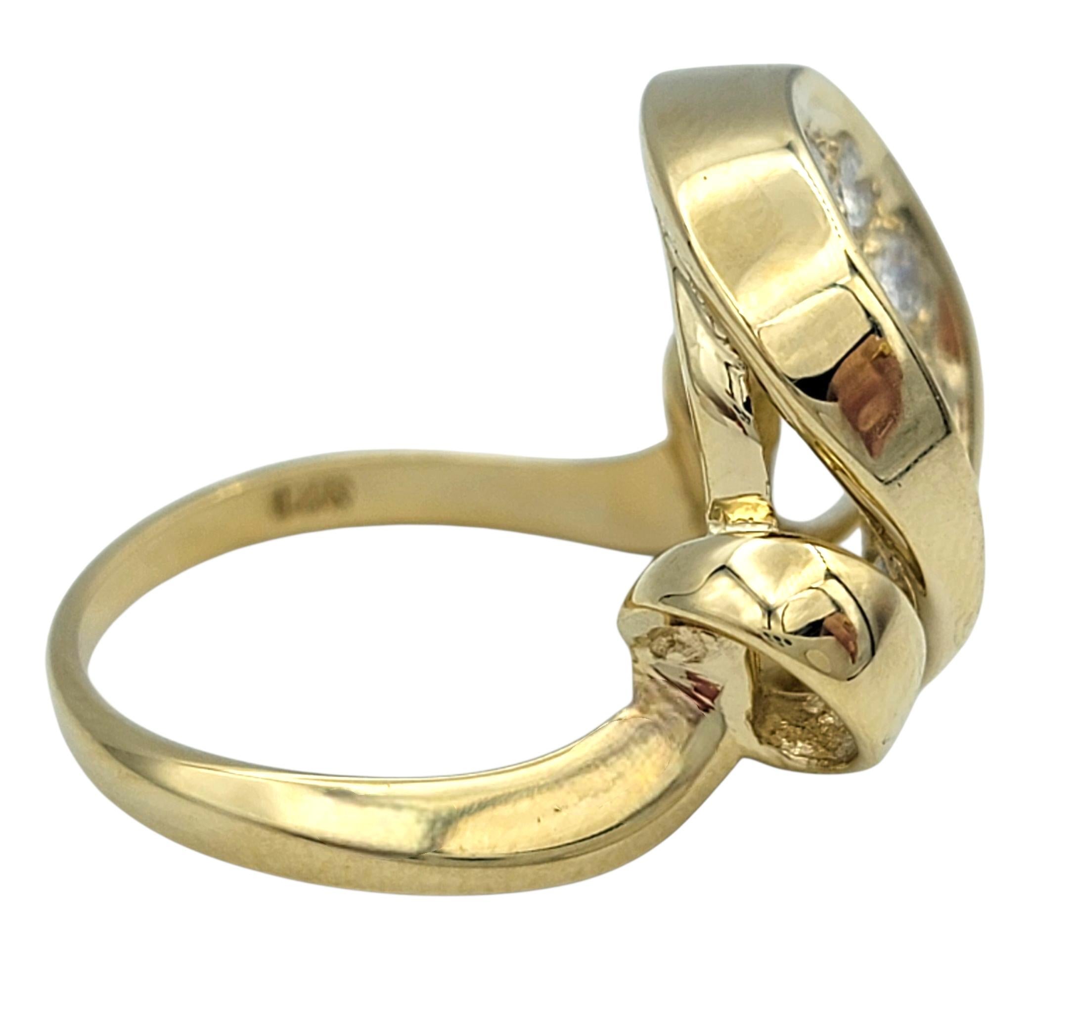 Anillo de cóctel con pavé de diamantes cóncavo circular en oro amarillo de 14 quilates en venta 2