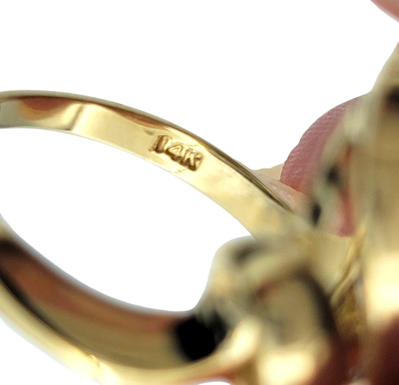 Anillo de cóctel con pavé de diamantes cóncavo circular en oro amarillo de 14 quilates en venta 3