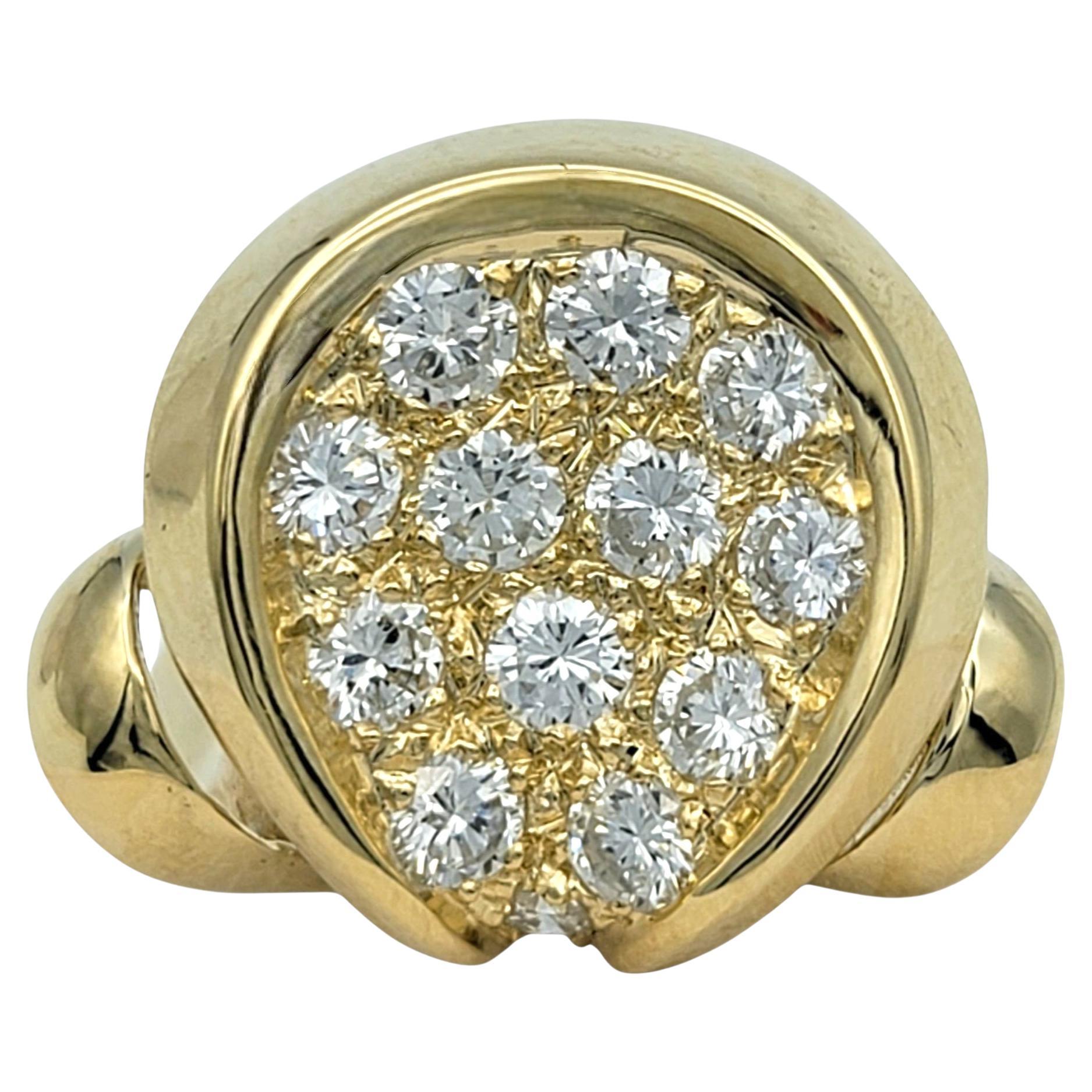 Anillo de cóctel con pavé de diamantes cóncavo circular en oro amarillo de 14 quilates en venta