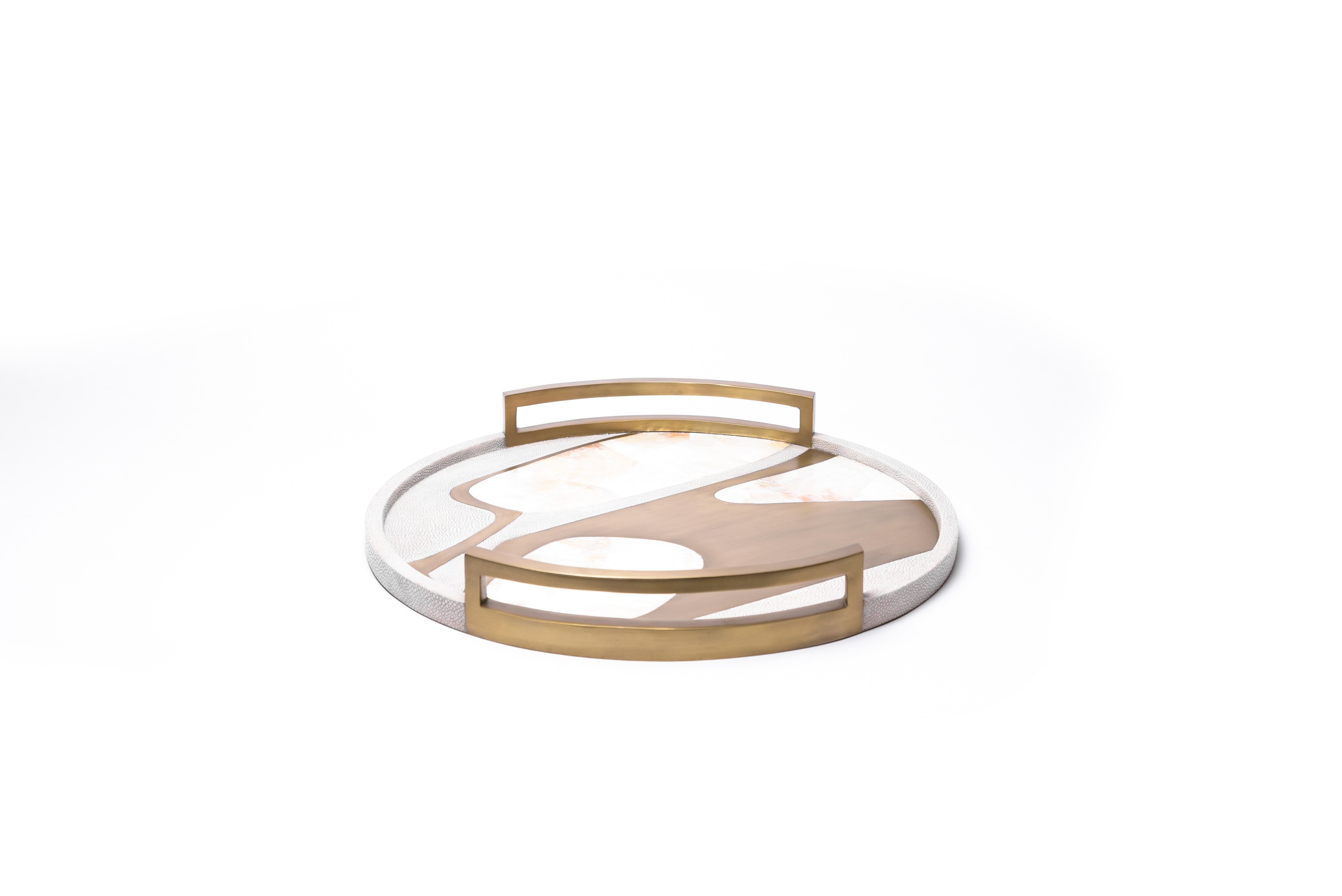 XXIe siècle et contemporain Plateau circulaire Cosmos en galuchat noir, Pen Shell bleu et laiton par R&Y Augousti en vente