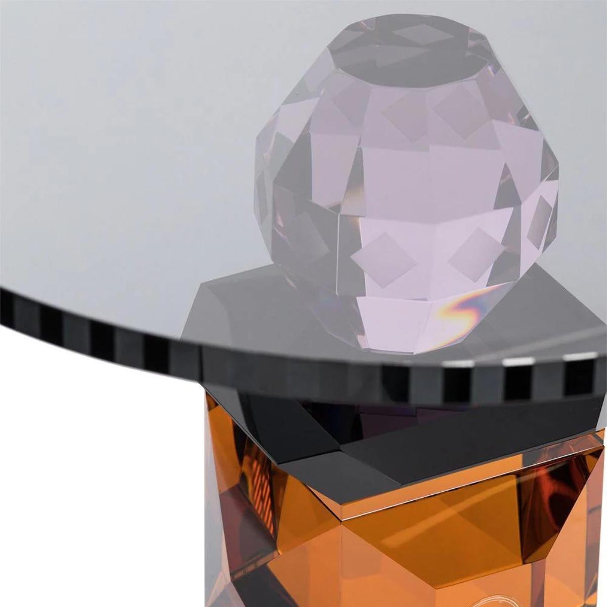 Rundes Kristalltablett, Modell SAV, 21. Jahrhundert.

Rundes Tablett aus farbigem Kristall. Die durchdachte Auswahl von MATERIALEN, Farben und Formen in einem Tablett kann mit dem vorhandenen Dekor harmonieren oder ein frisches und fesselndes