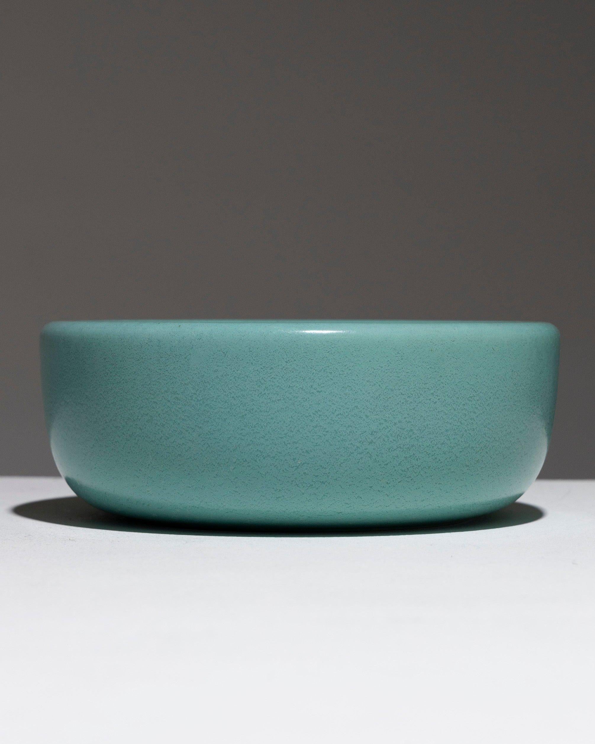 Ciotola o insalatiera in ceramica con bordo alto e dritto, anni '50. Smalto turchese semplice, decorato al centro con filetti concentrici. Nel gusto di Pol Chambost. Con il marchio sotto la base 