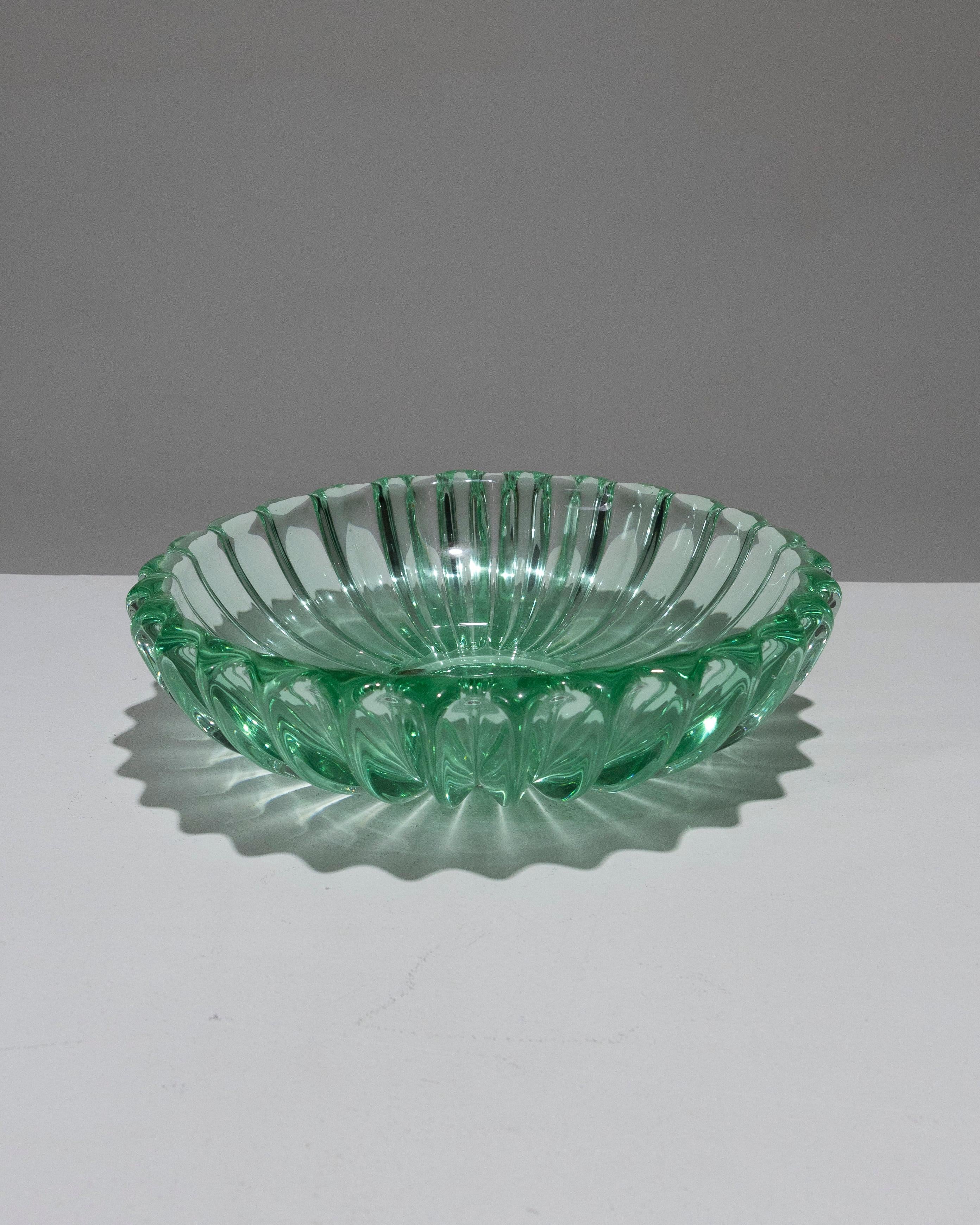Circular Bowl with a wide rim in green crystal and exterior fluting. Signed Pierre d'Avesn, 1930s. Very good condition.
DV1939