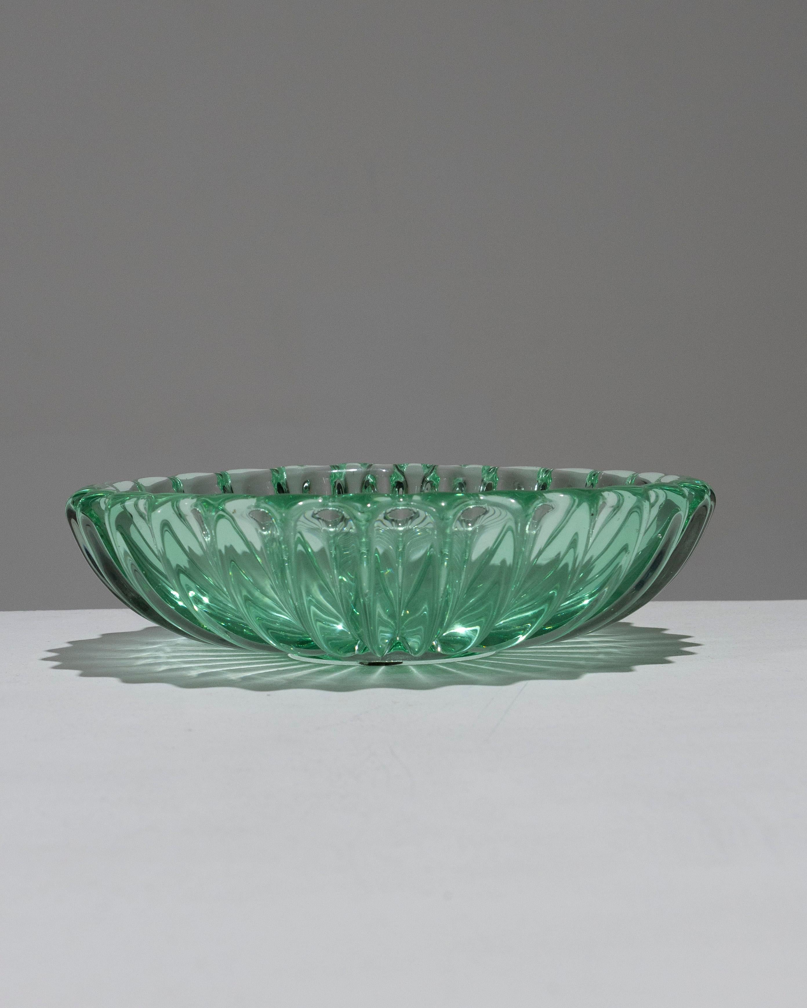 Circular Cut Crystal Bowl, 1930s In Good Condition For Sale In PARIS, FR