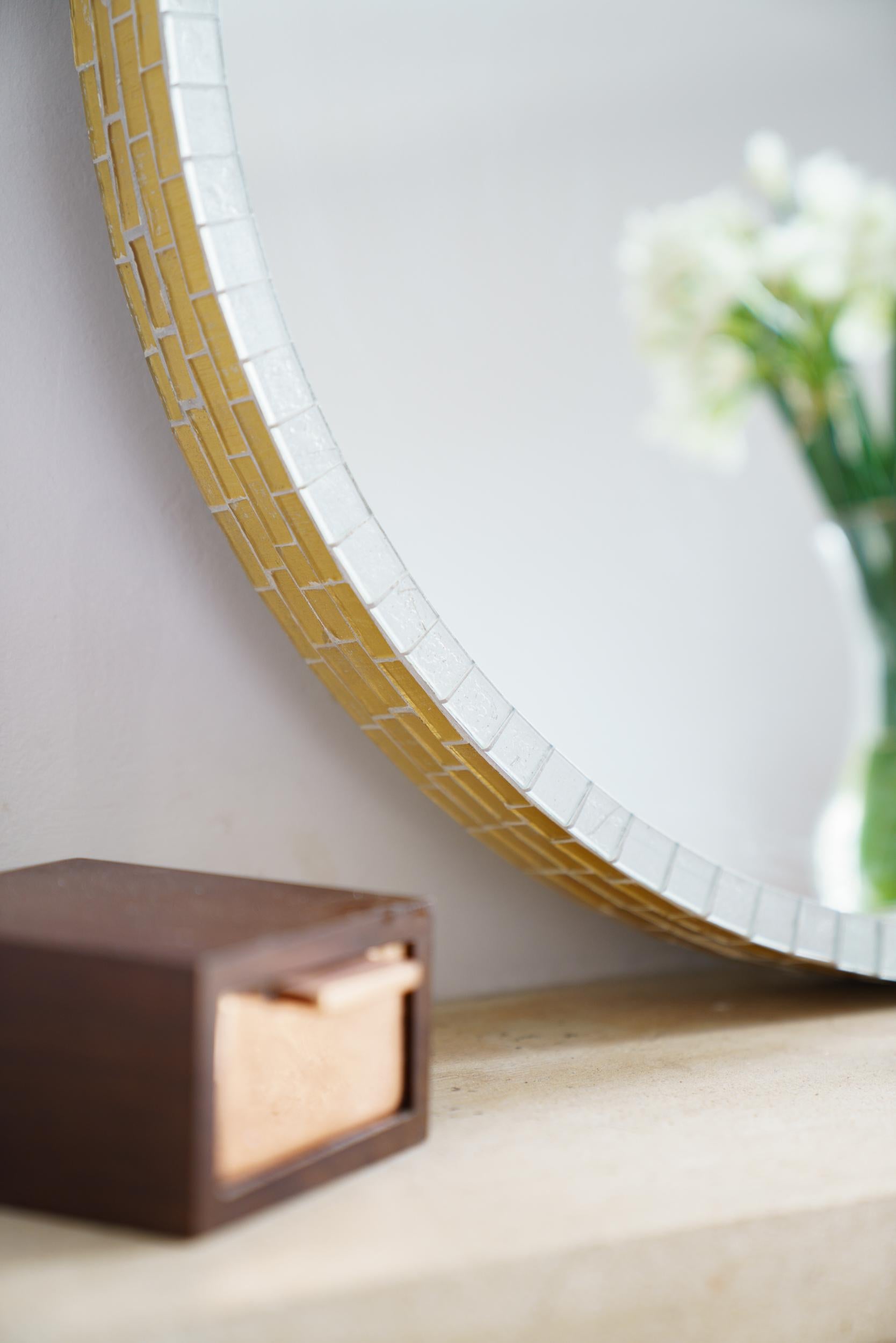 Le miroir circulaire en mosaïque Delgado présenté ici est disponible en verre doré à la main à la feuille d'or 23,5, en verre doré à la main à la feuille de cuivre et en verre doré à la main à la feuille d'argent. Ce miroir peut également être
