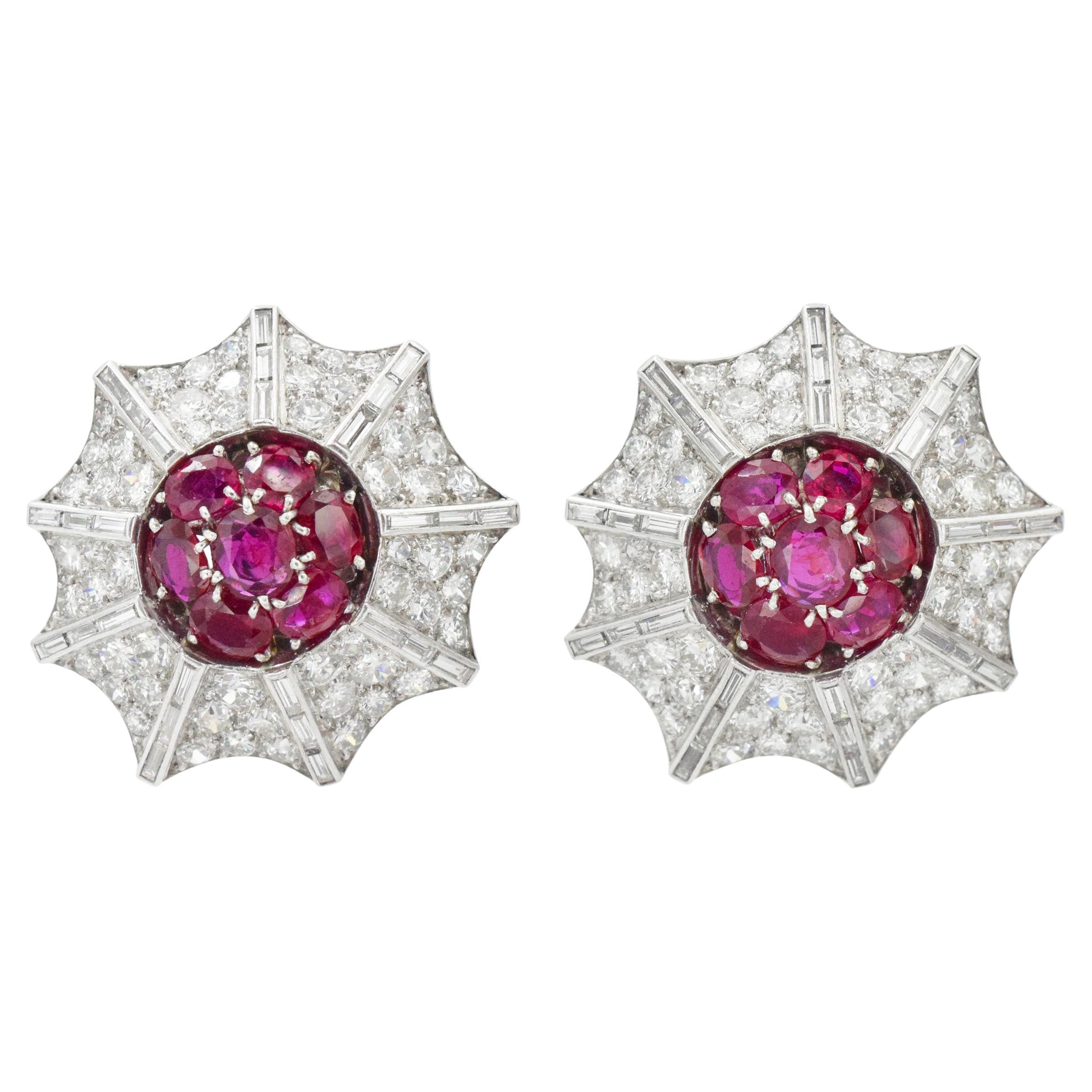 Runde Diamant- und Rubinohrringe aus Platin und Weißgold. Ca. 1950er Jahre. im Angebot