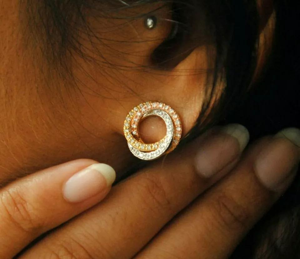 Collana con ciondolo circolare in oro massiccio 14k con 3 colori In condizioni Nuovo in vendita a Chicago, IL