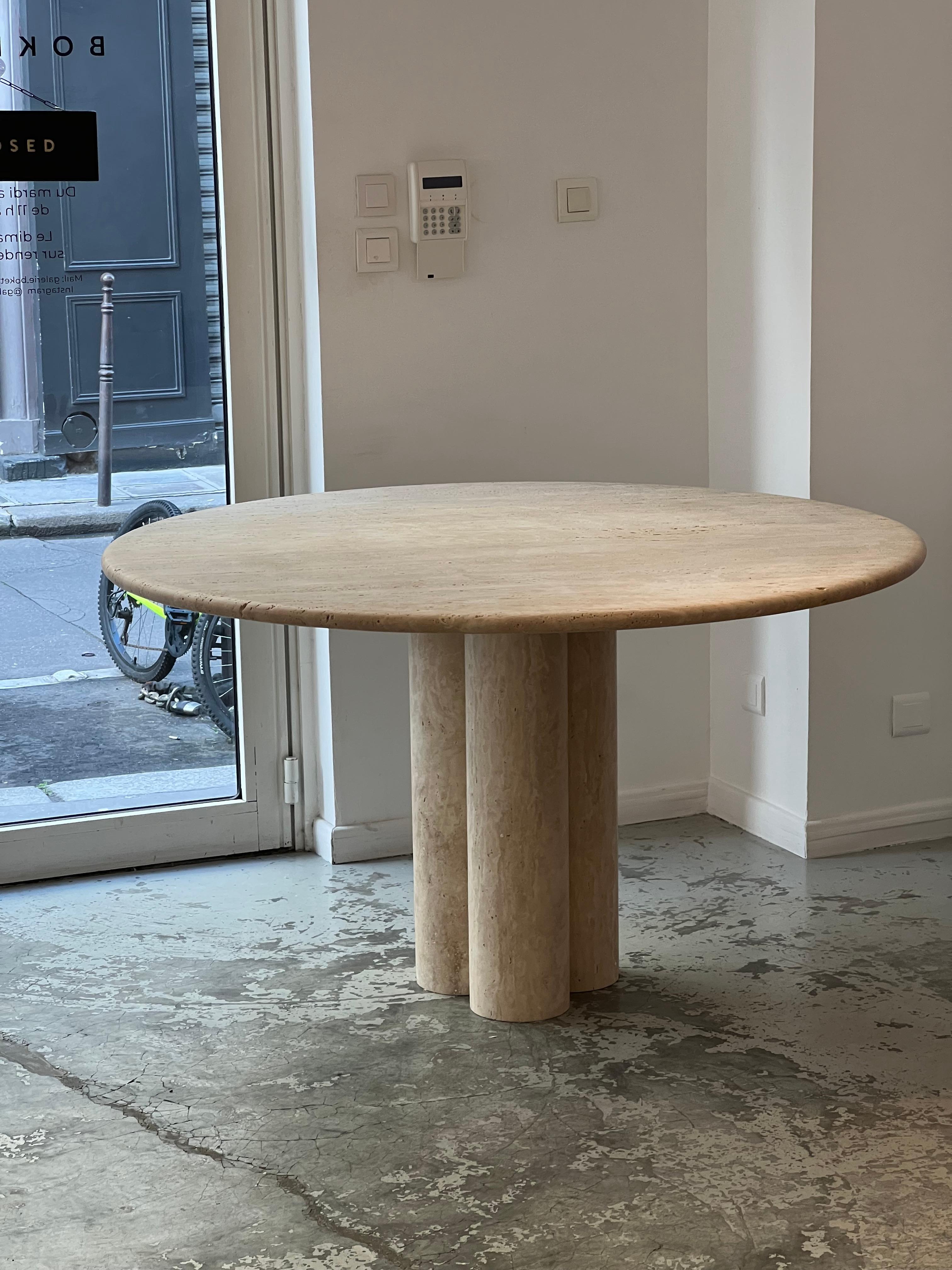 Table in natural untreated travertine. The overall structure is in travertine. The top is circular and rests directly on three solid cylinders forming the base.
In very good condition.