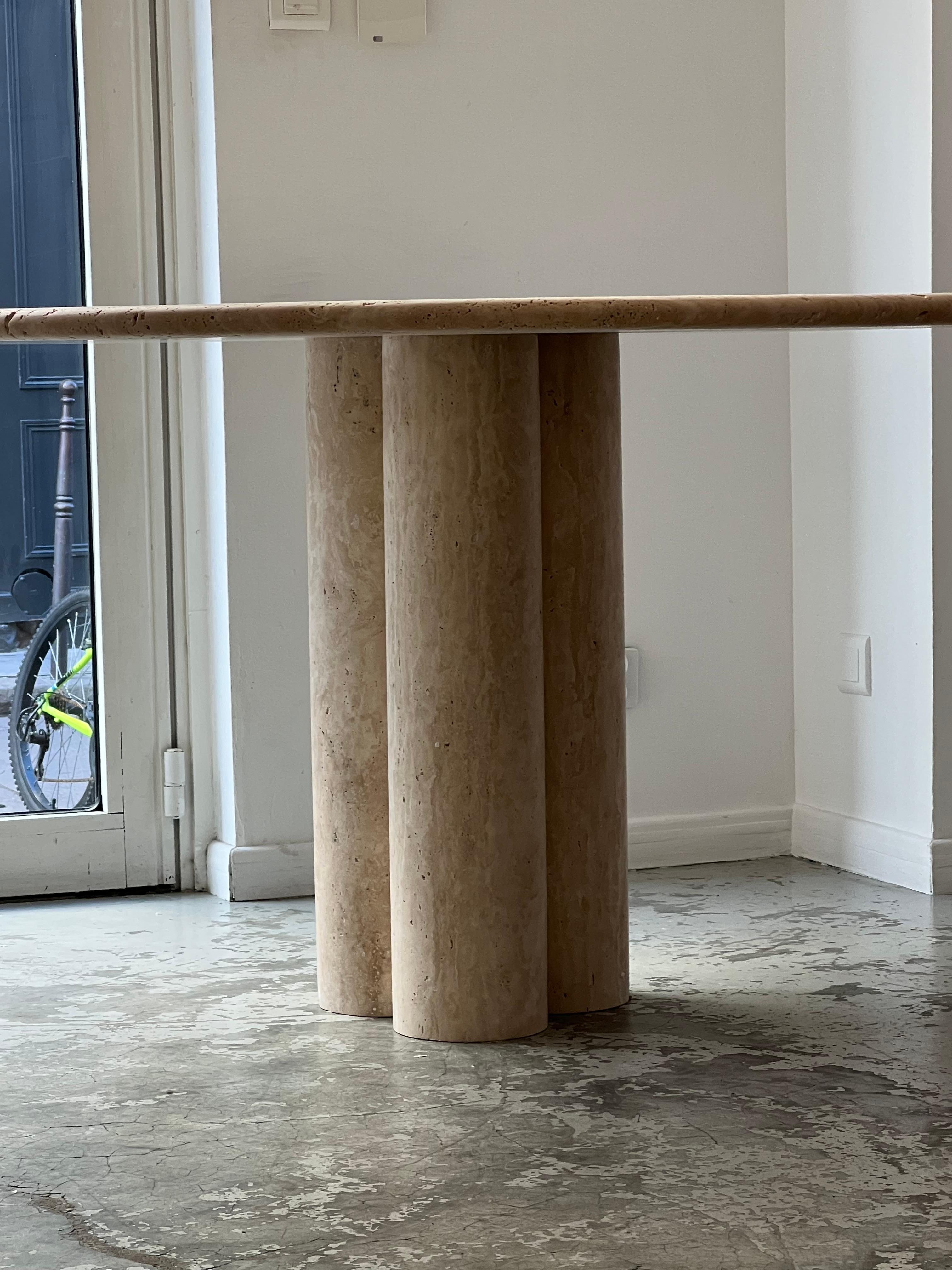 Circular Dining Table in Travertine In Excellent Condition In PARIS, FR