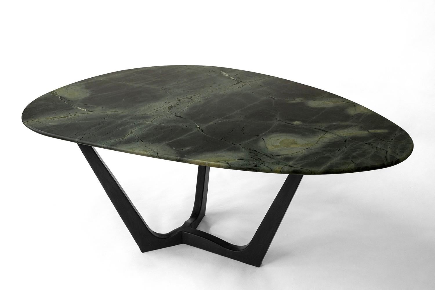 TABLE À MANGER
A&M. Szymanski
d. 2024

Cette table de salle à manger inspirée de Vladimir Kagan est fabriquée à la main en fer sculpté, avec une patine noire naturelle et une finition à la cire, pour créer un look ultramoderne et inspiré. 
 
Tailles