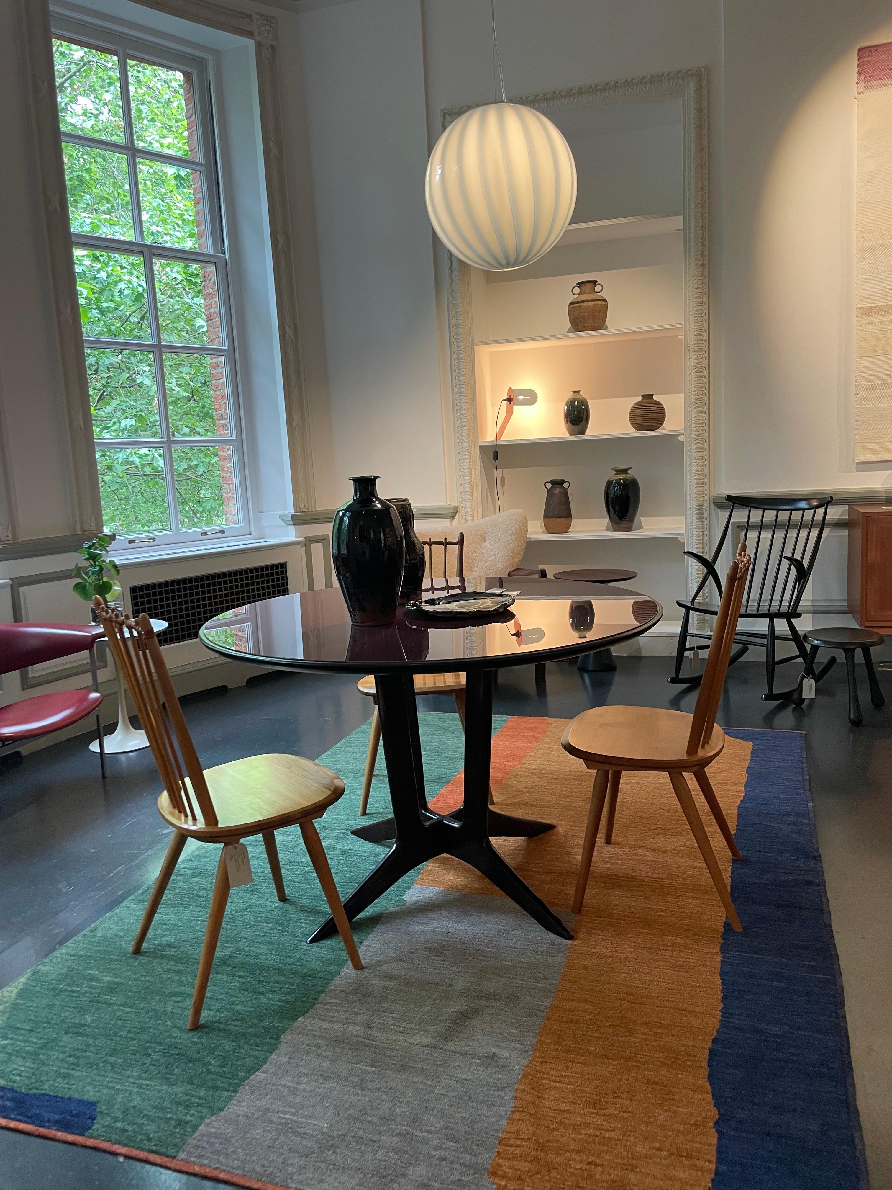 Mesa de comedor circular con acabado en nogal oscuro de Osvaldo Borsani, c.1960 en Bueno estado para la venta en London, GB