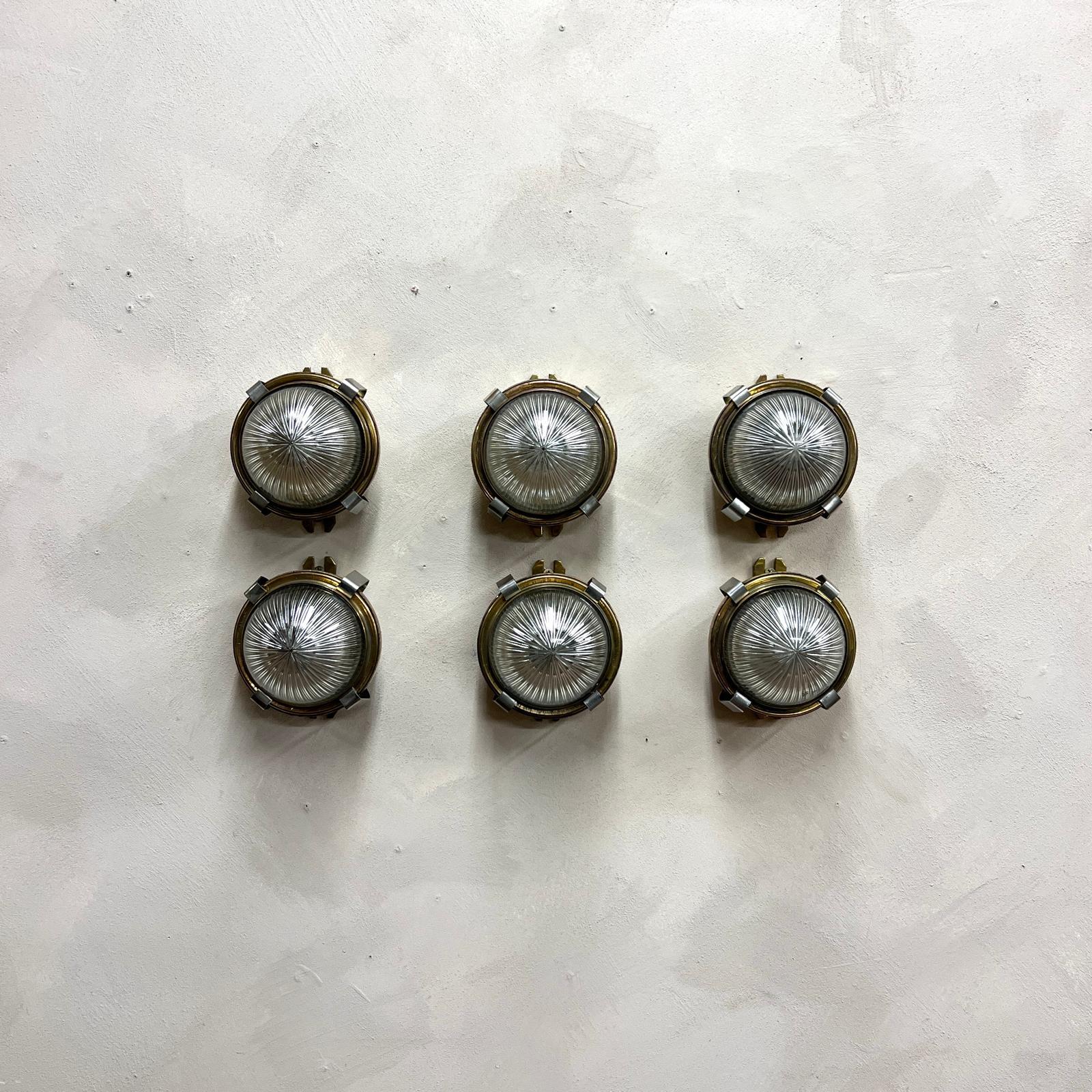Small, Vintage, Circular Bulkhead Wall Lights.
With holophane glass shades and pressed brass bodies.
3 pairs available.
Price is per pair 
These would look amazing either side of a mirror in a bathroom  , or even bedside lighting 
Please message if