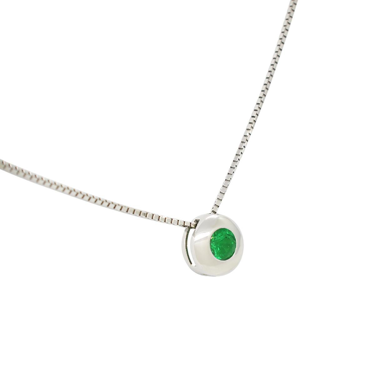 Contemporary Circular Emerald Necklace in White Gold with 0.25 Carats Green Colombian Emerald For Sale
