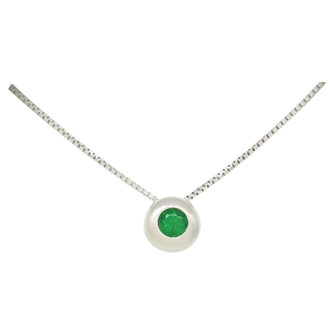 Circular Emerald Necklace in White Gold with 0.25 Carats Green Colombian Emerald For Sale