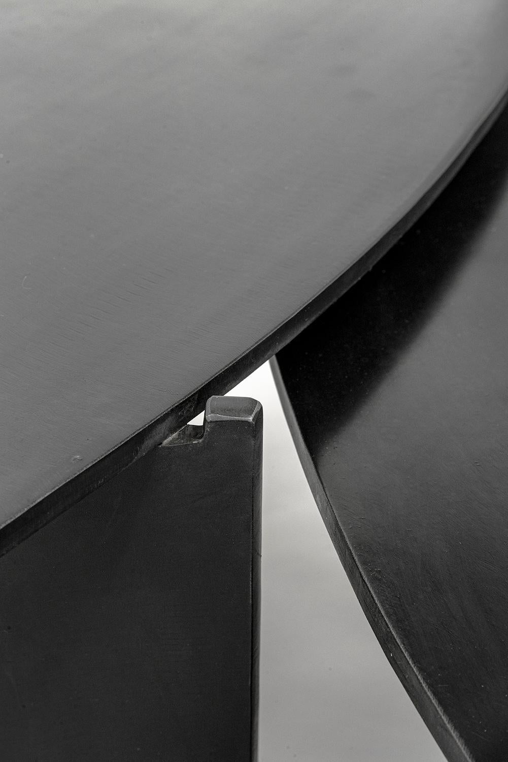 Table d'extrémité/table d'appoint circulaire unique en acier ciré organique noir moderne et contemporain  en vente 1