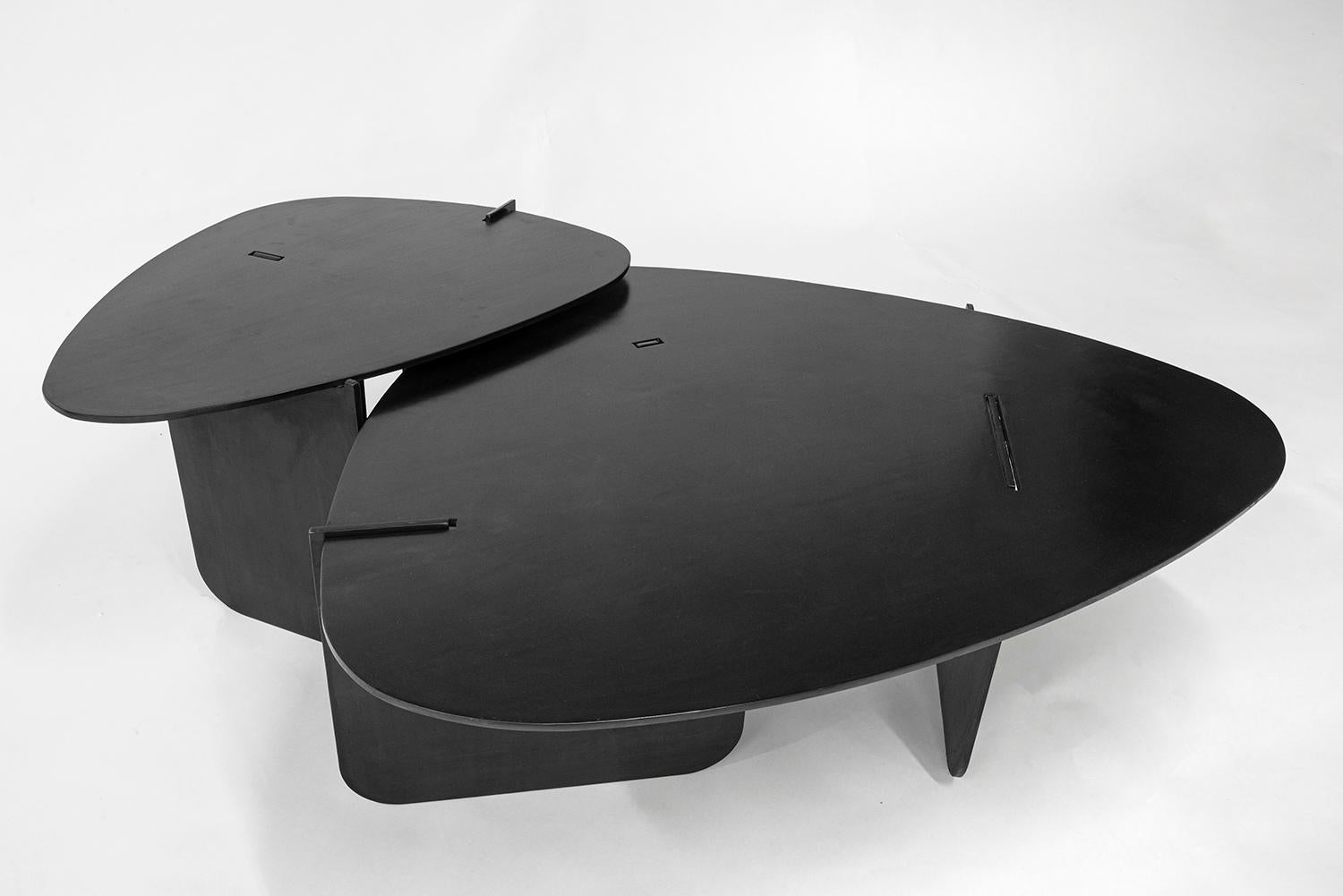 Américain Table d'extrémité/table d'appoint circulaire unique en acier ciré organique noir moderne et contemporain  en vente