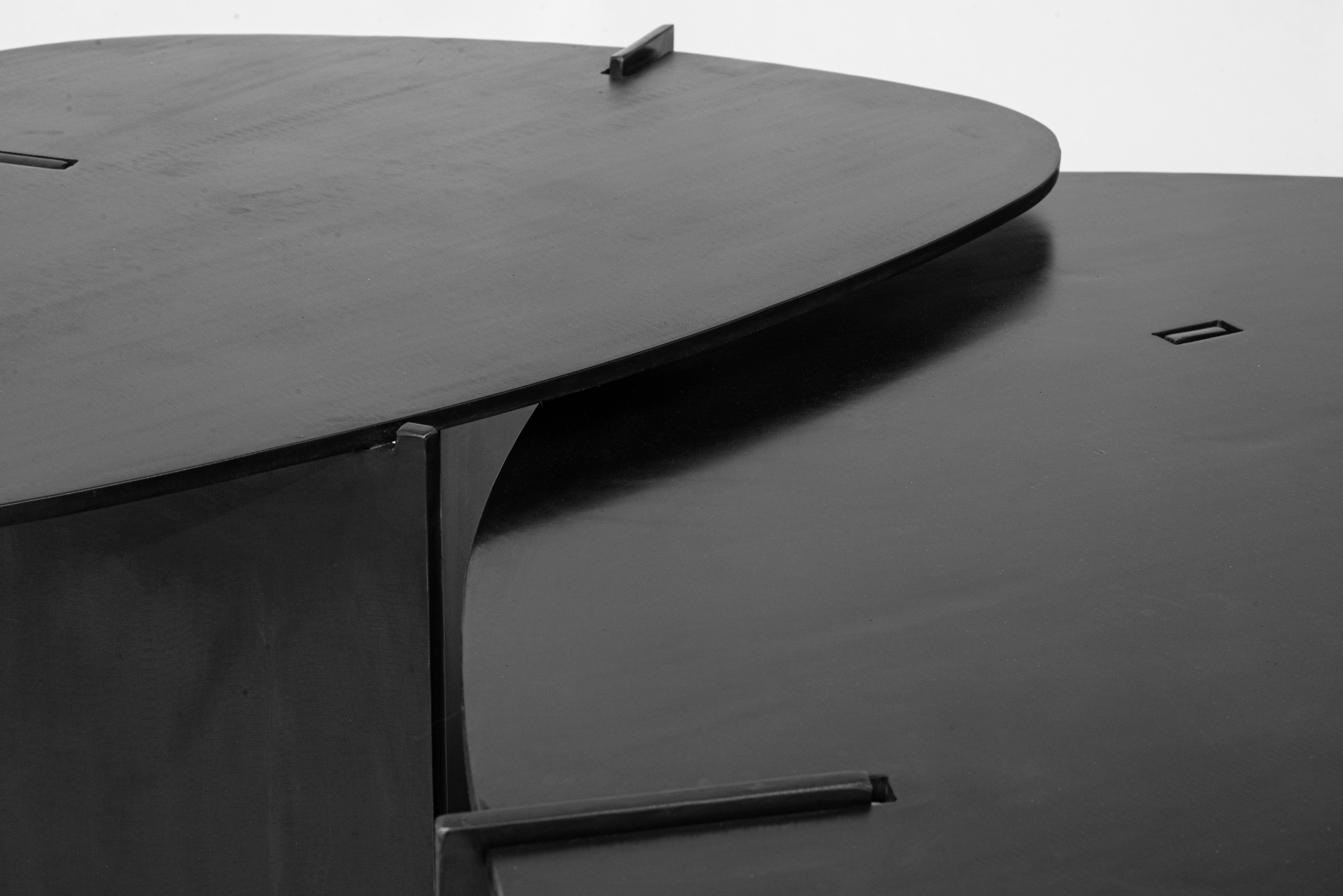 XXIe siècle et contemporain Table d'extrémité/table d'appoint circulaire unique en acier ciré organique noir moderne et contemporain  en vente