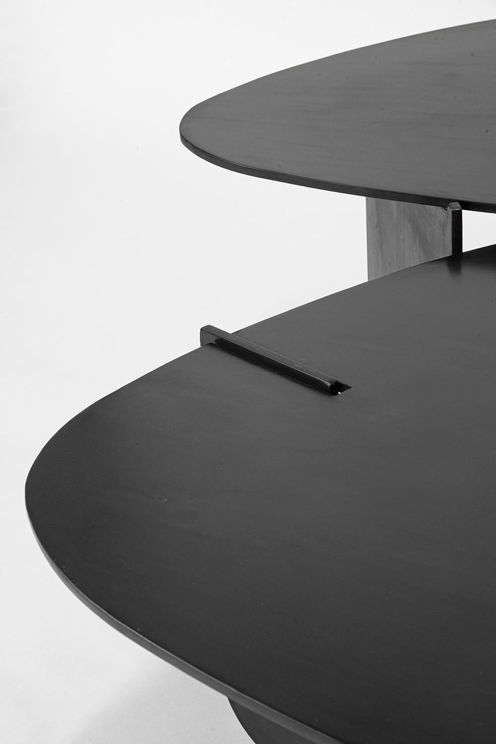 Acier Table d'extrémité/table d'appoint circulaire unique en acier ciré organique noir moderne et contemporain  en vente
