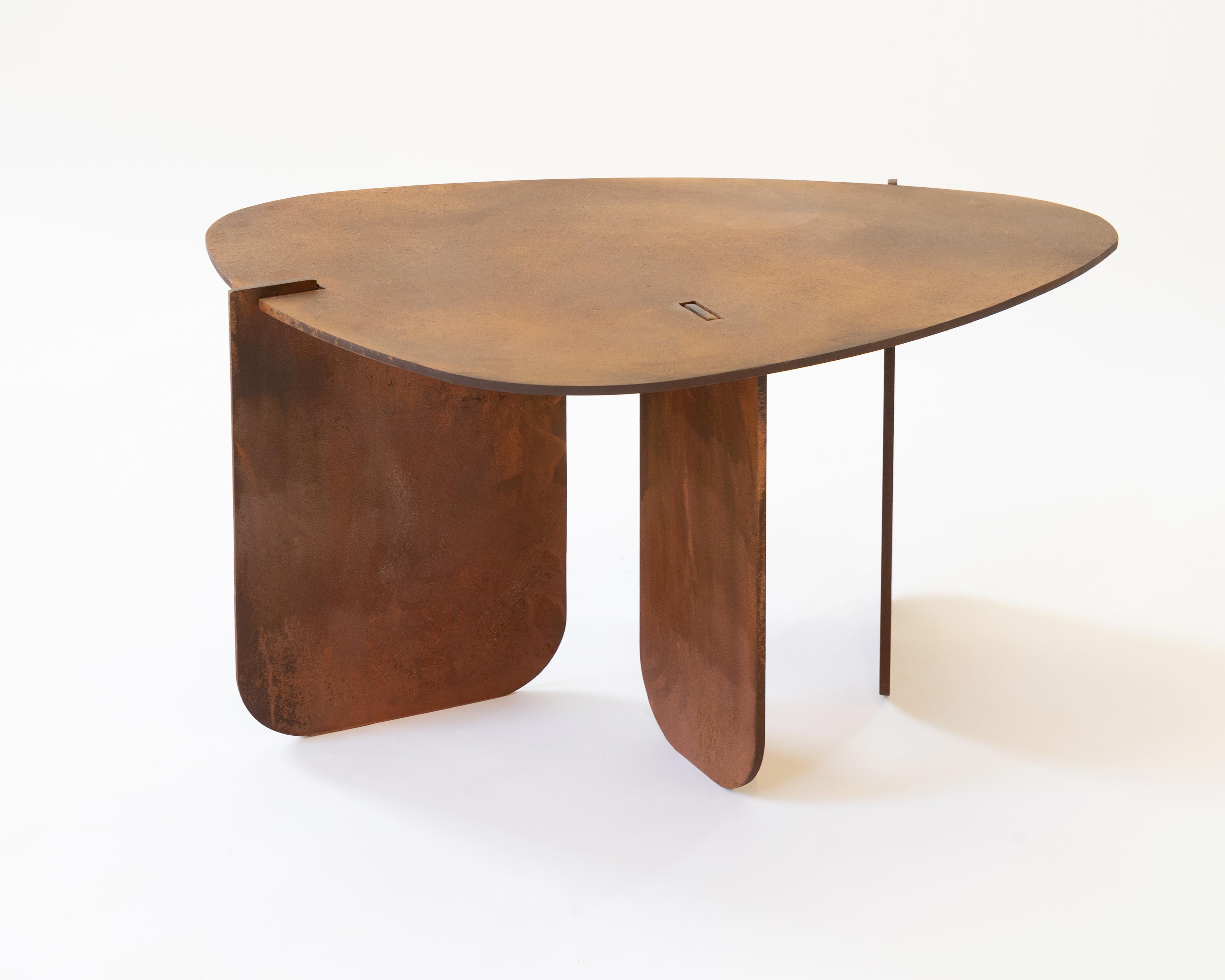 Moderne Table d'appoint circulaire Unique Organic Rust Modern/Contemporary Acier ciré  en vente