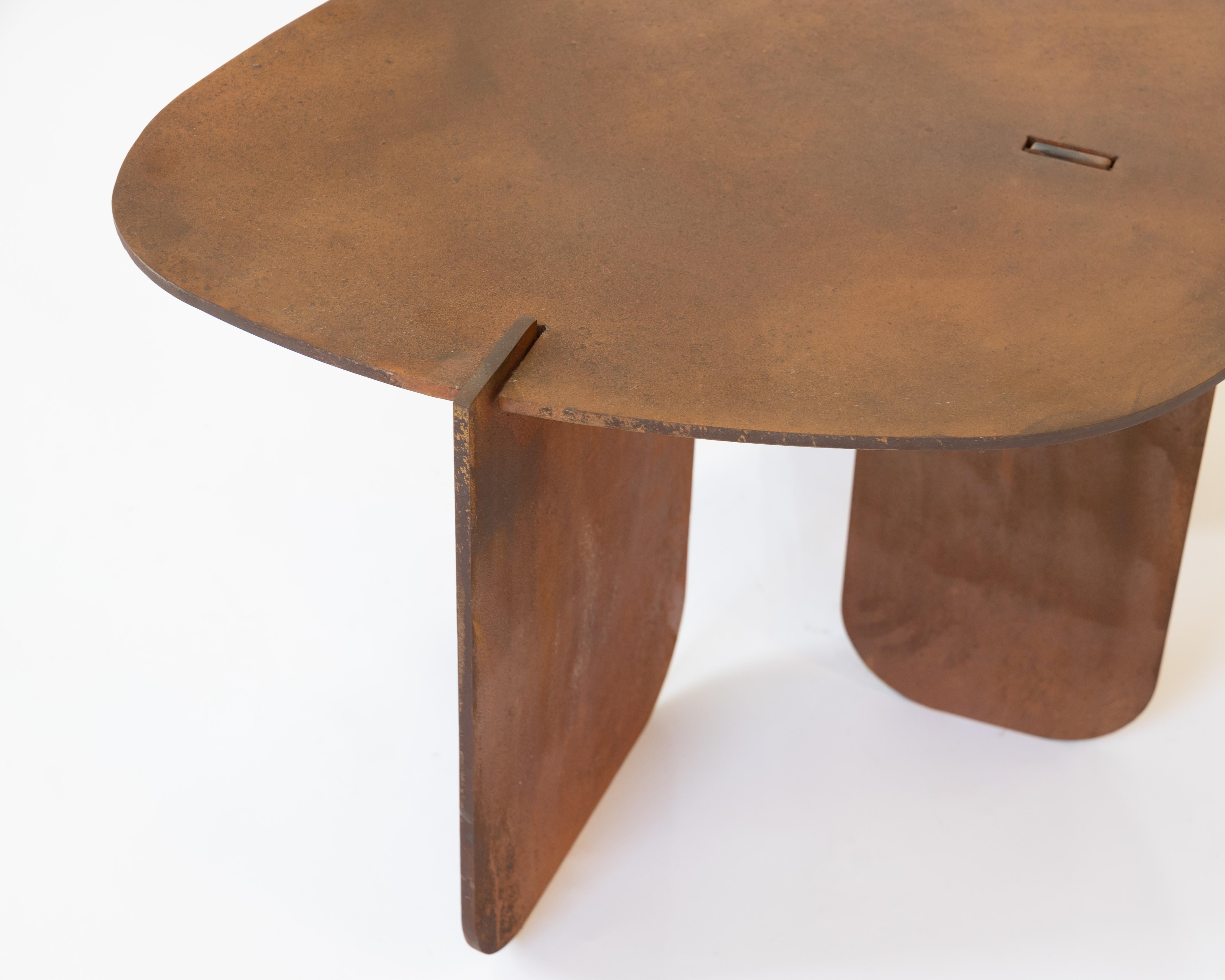 Américain Table d'appoint circulaire Unique Organic Rust Modern/Contemporary Acier ciré  en vente