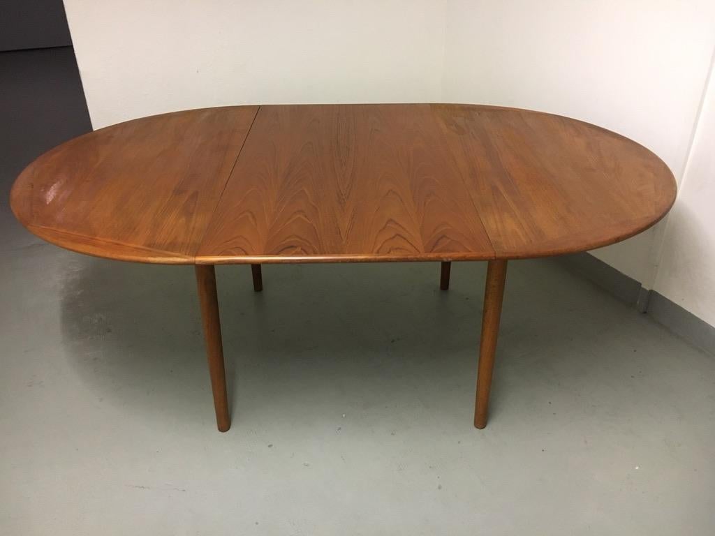 Circular Extendable Danish Teak Dining Table, circa 1960 In Good Condition In Geneva, CH