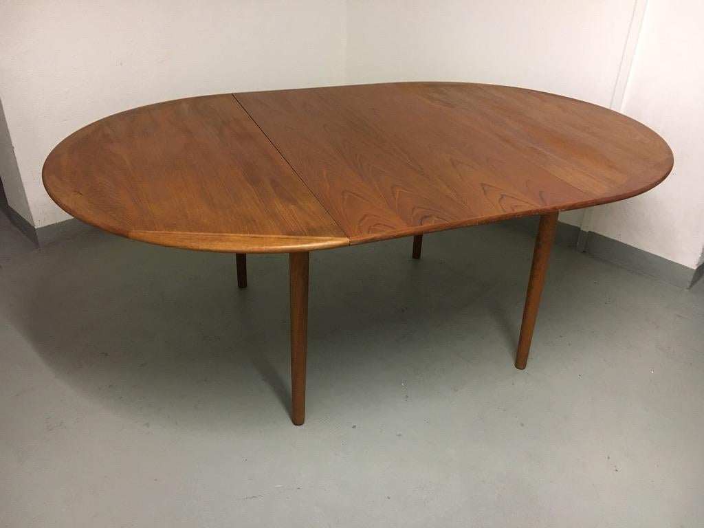 Circular Extendable Danish Teak Dining Table, circa 1960 1