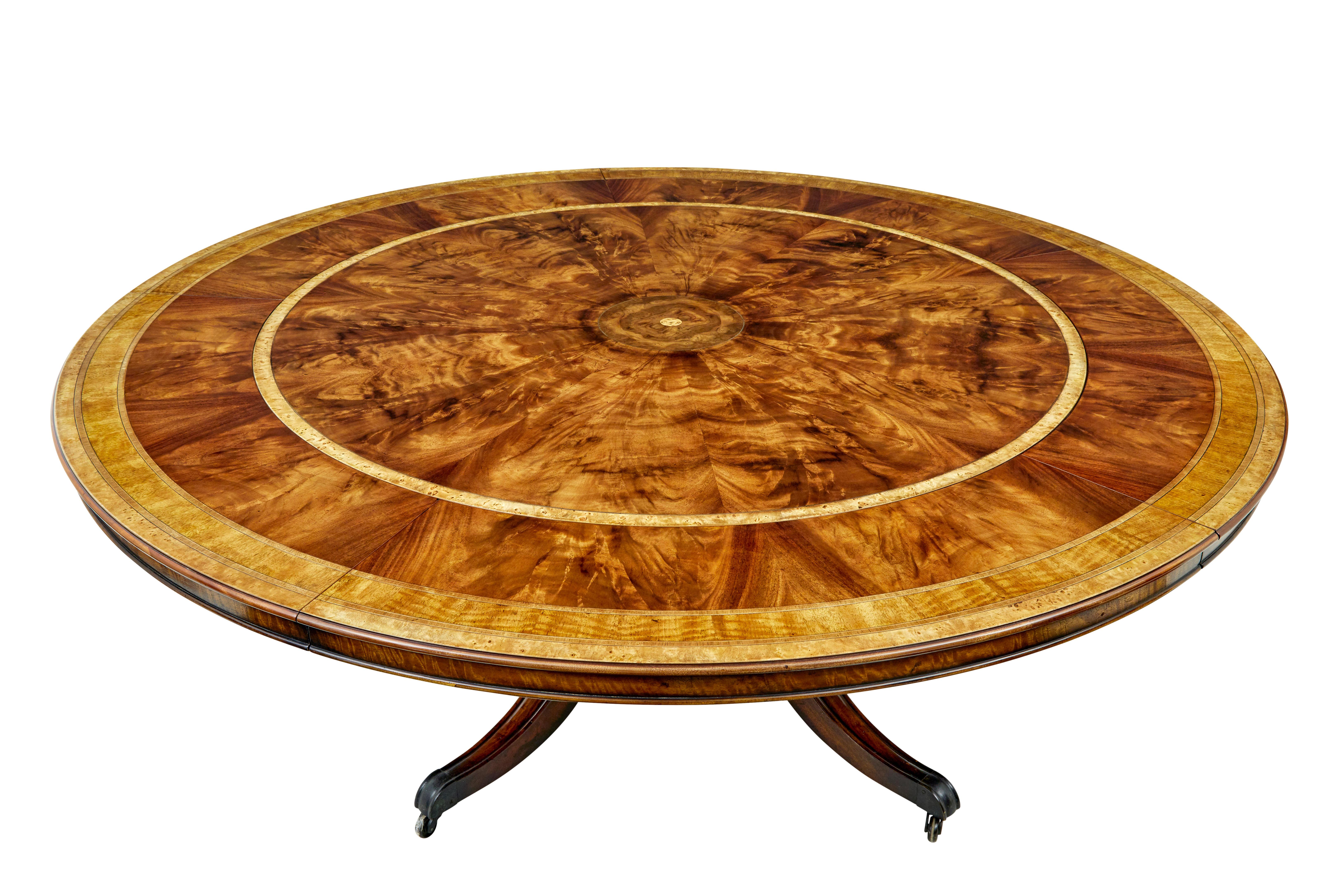 Table de salle à manger jupe circulaire à rallonge avec détails en ronce en vente 2