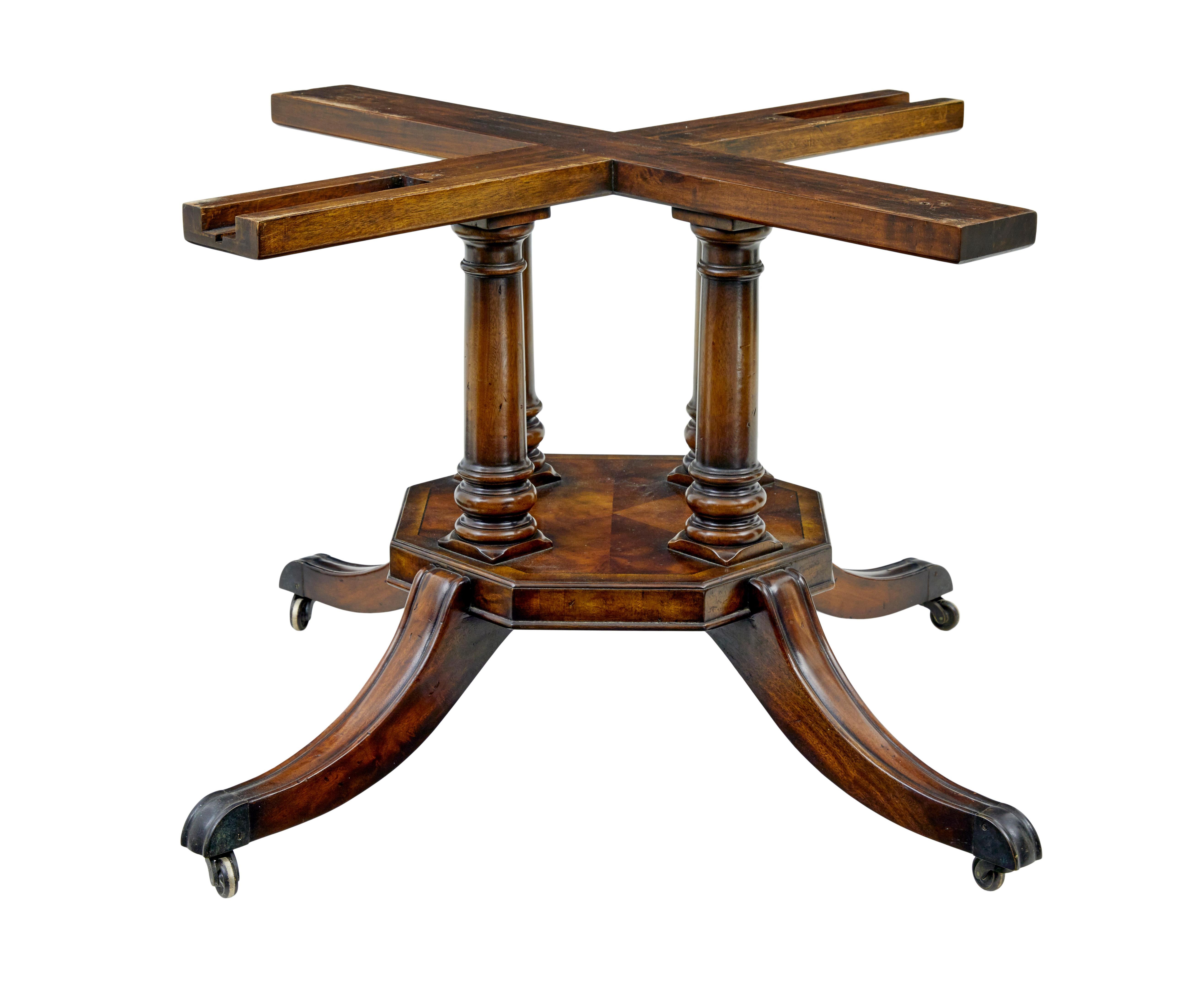 Table de salle à manger circulaire à rallonge en bois de jupe avec détails en loupe, circa 1990.

Nous avons le plaisir de vous proposer cette superbe table de salle à manger à rallonge d'inspiration régence, connue sous le nom de table jupe, qui