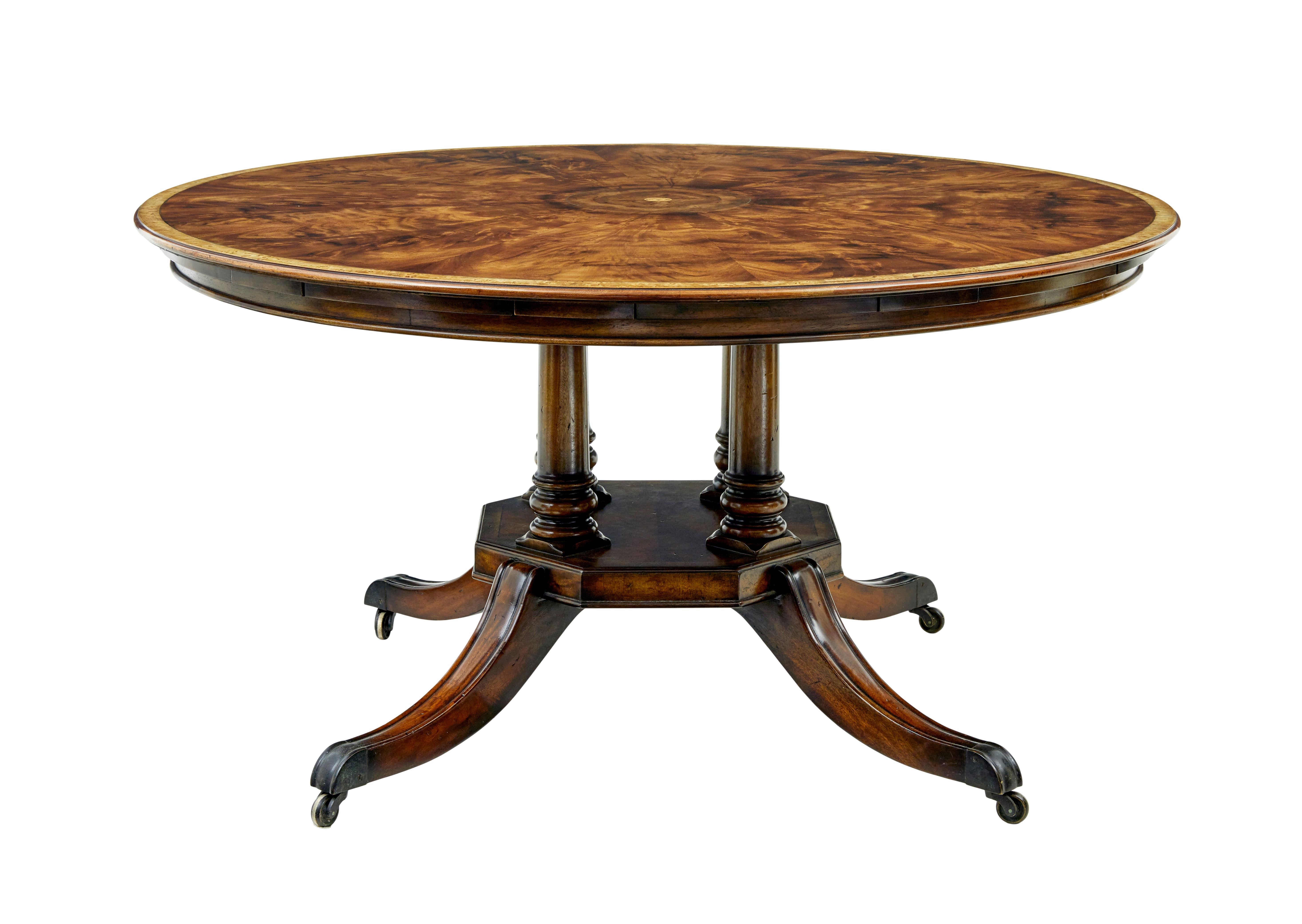 Regency Table de salle à manger jupe circulaire à rallonge avec détails en ronce en vente