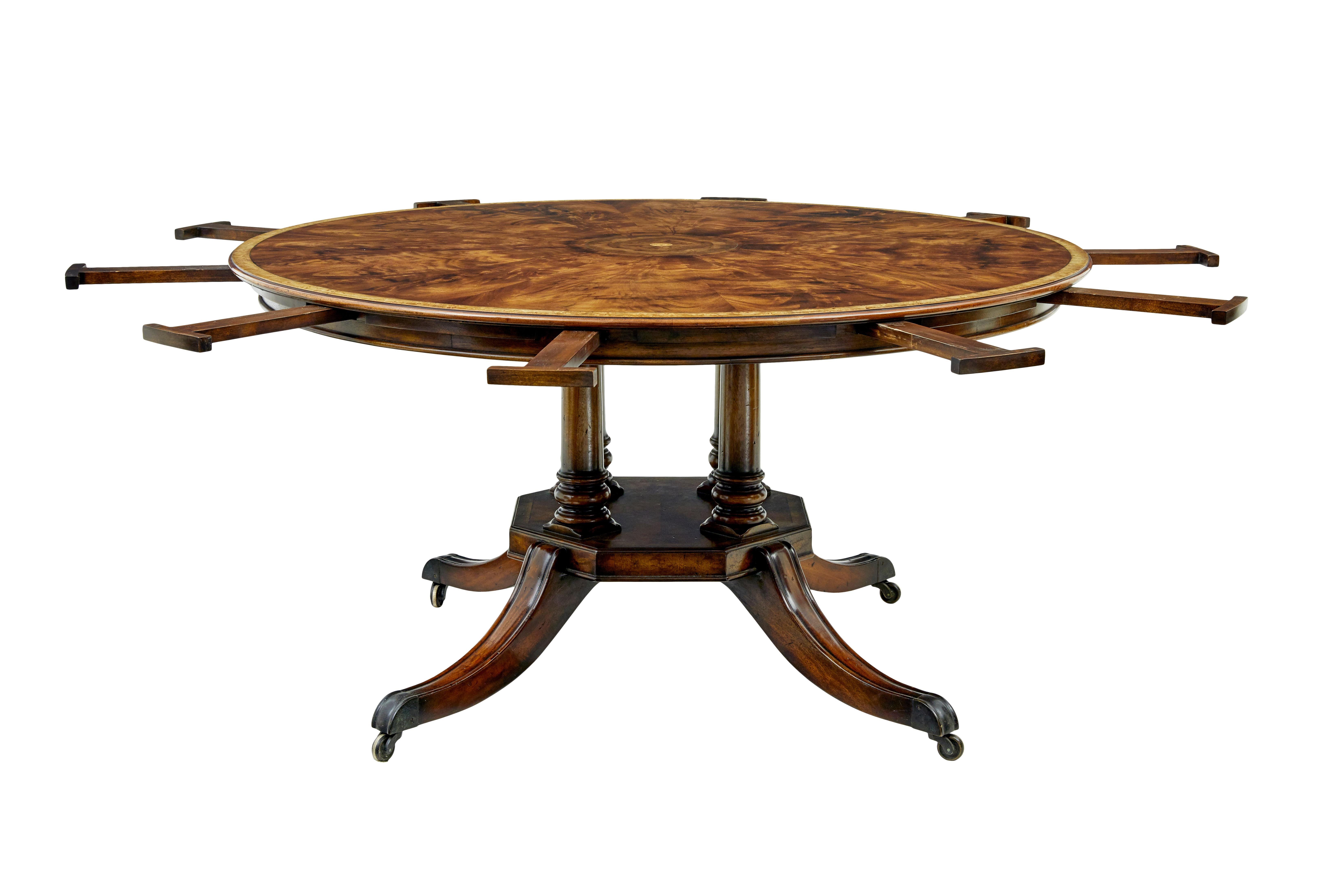 Anglais Table de salle à manger jupe circulaire à rallonge avec détails en ronce en vente