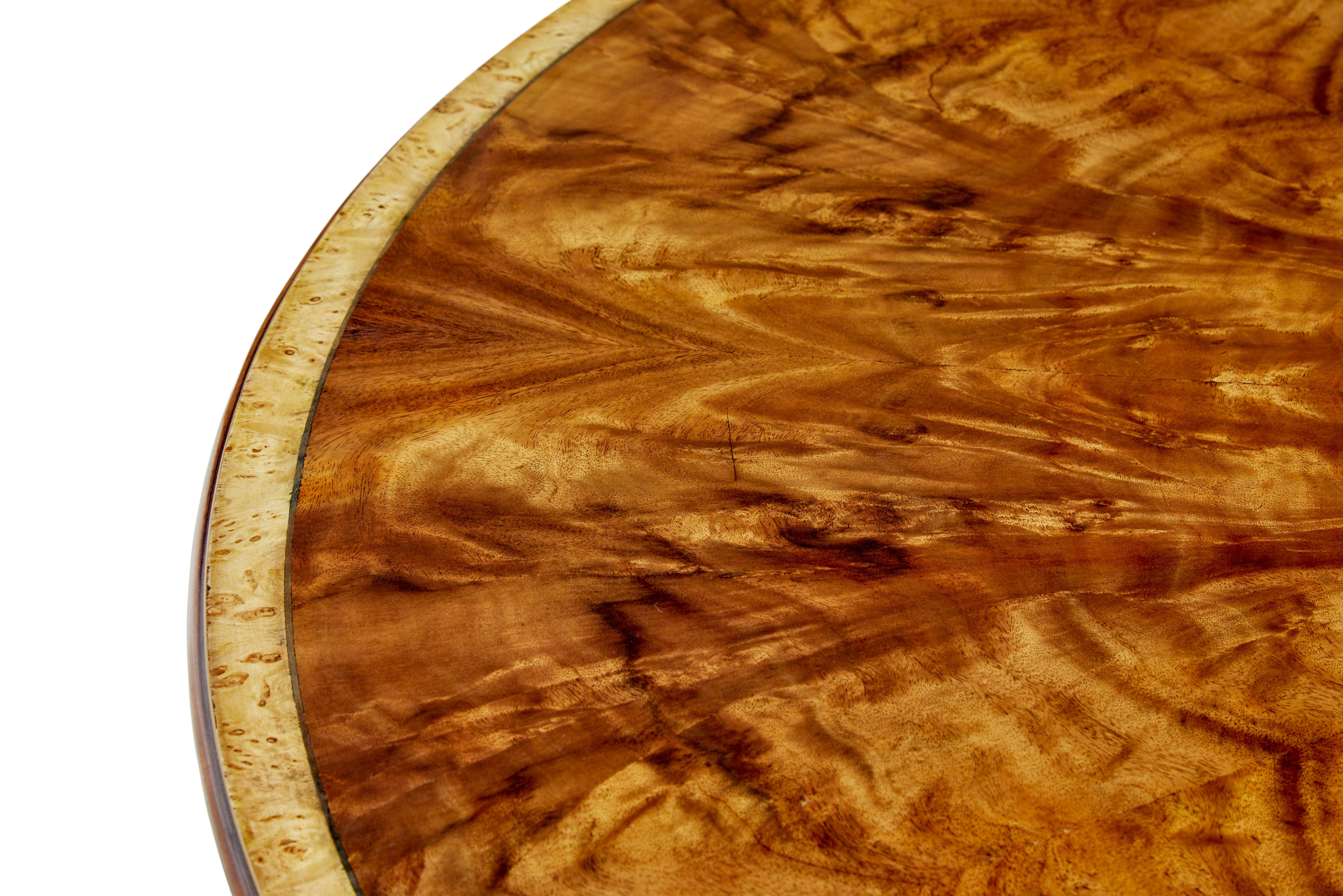 20ième siècle Table de salle à manger jupe circulaire à rallonge avec détails en ronce en vente