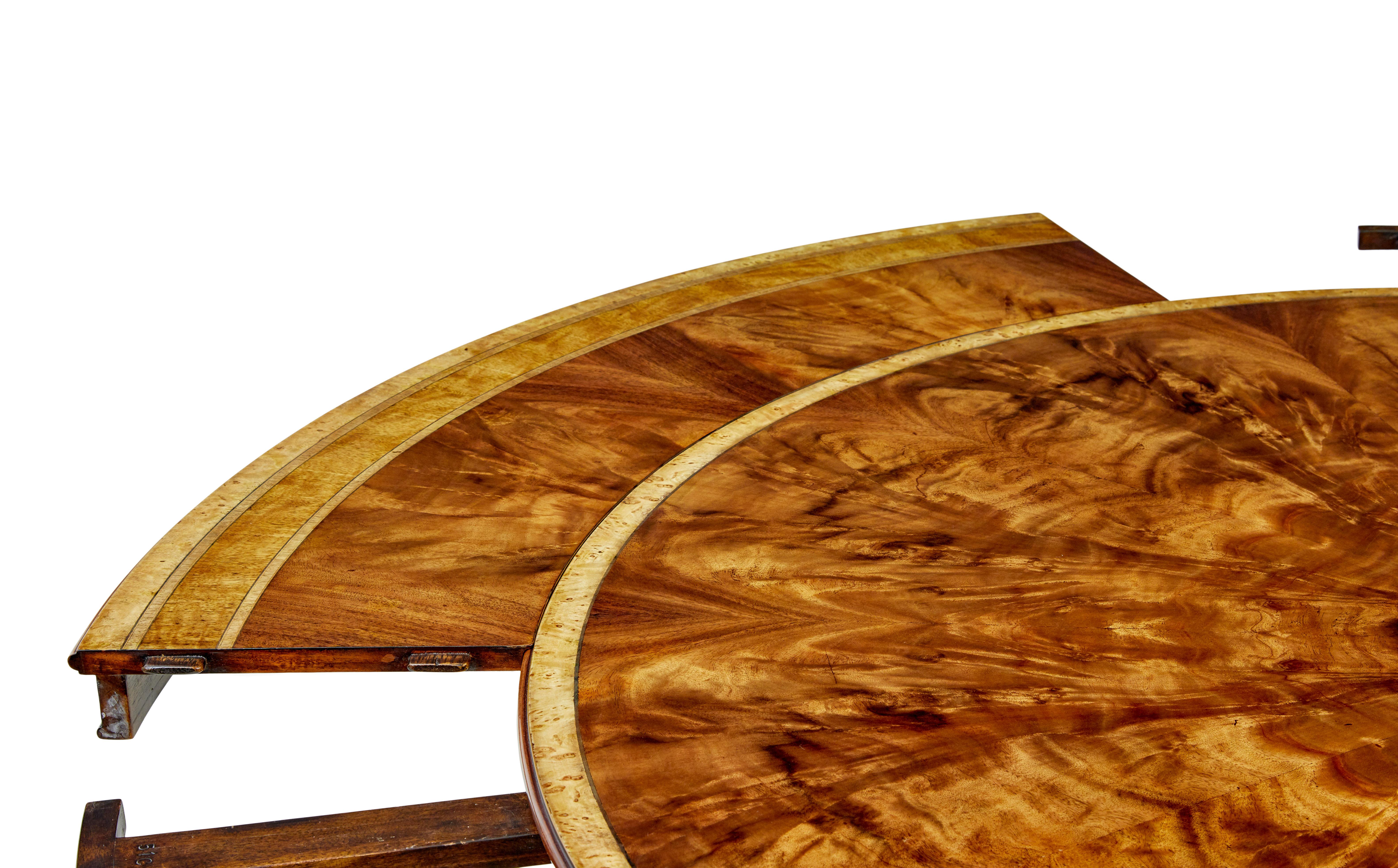 Chêne Table de salle à manger jupe circulaire à rallonge avec détails en ronce en vente