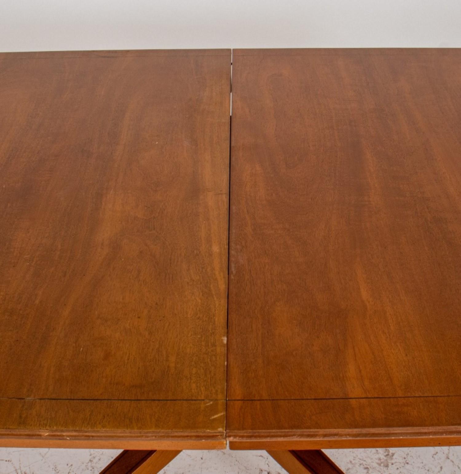 Circular Extending Mahogany Dining Table In Good Condition In New York, NY