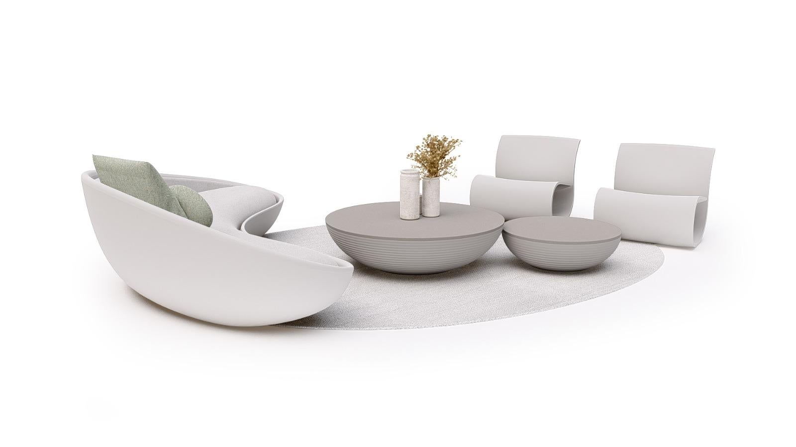 Diseñada tanto por su belleza como por su resistencia, esta mesa de centro circular está fabricada con fibra de vidrio de alta calidad, un material conocido por su excepcional durabilidad y resistencia a la intemperie. Su superficie lisa y sin