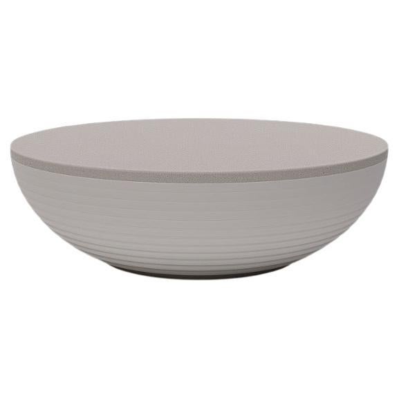 Mesa mediana circular de fibra de Piegatto, una mesa de centro escultural en venta