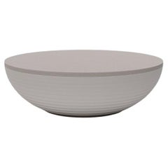 Mesa mediana circular de fibra de Piegatto, una mesa de centro escultural