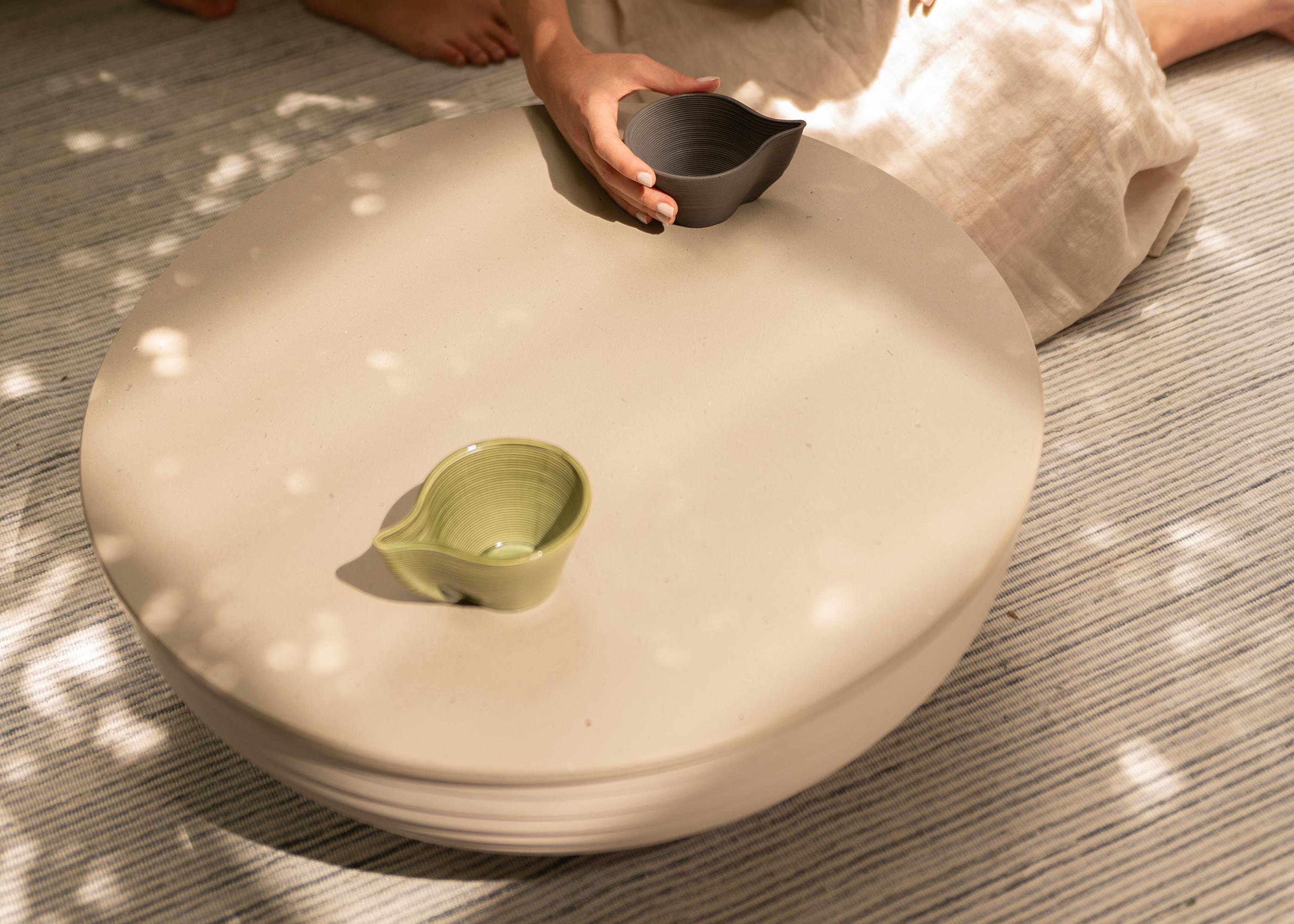 Une petite table basse circulaire en fibre de verre combine la durabilité avec un design élégant et moderne.La fibre de verre permet des dessins complexes, ce qui rend la table à la fois fonctionnelle et une pièce maîtresse qui attire