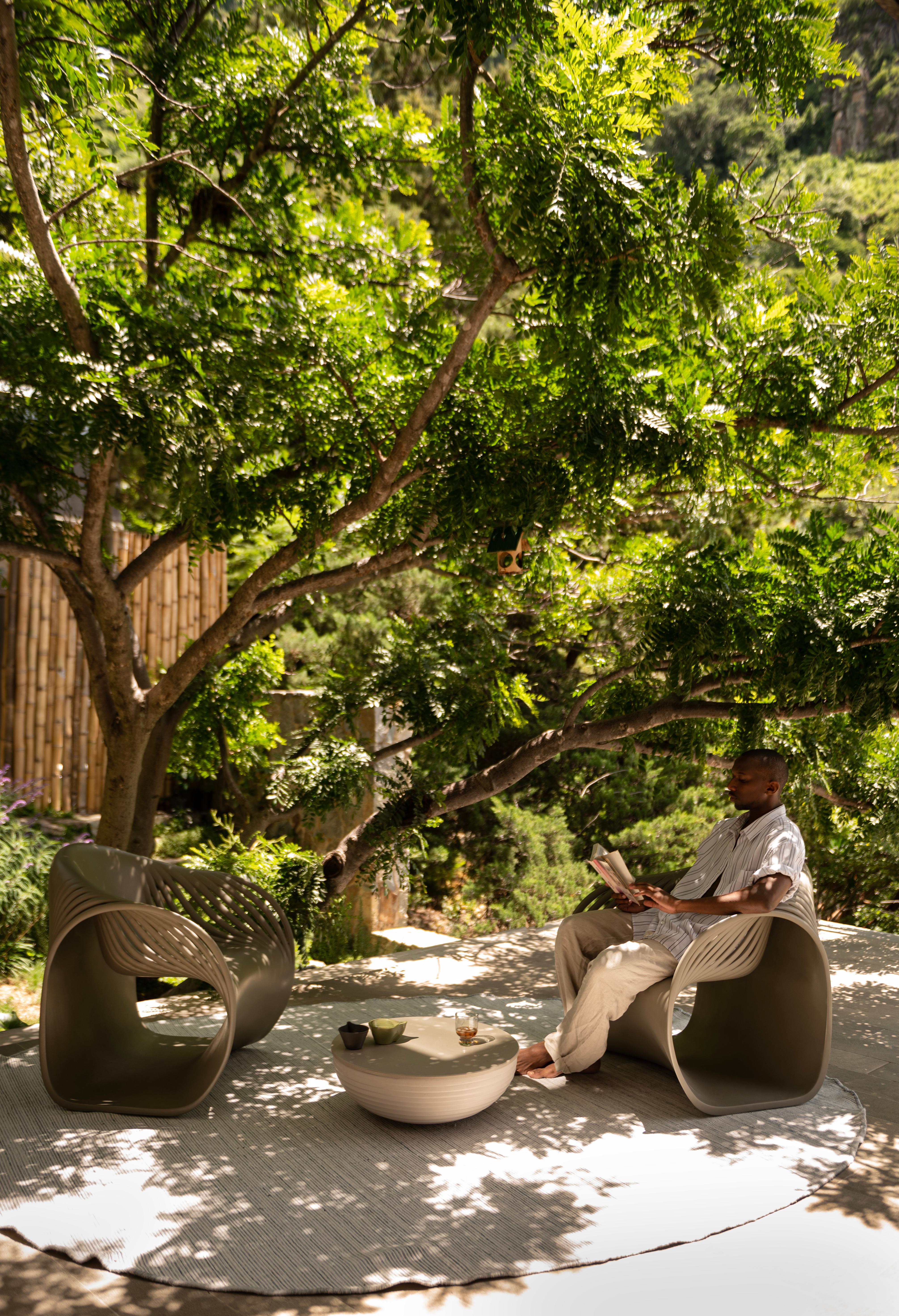 Petite table basse d'extérieur sculpturale en fibres circulaires de Piegatto Neuf - En vente à Guatemala, GU