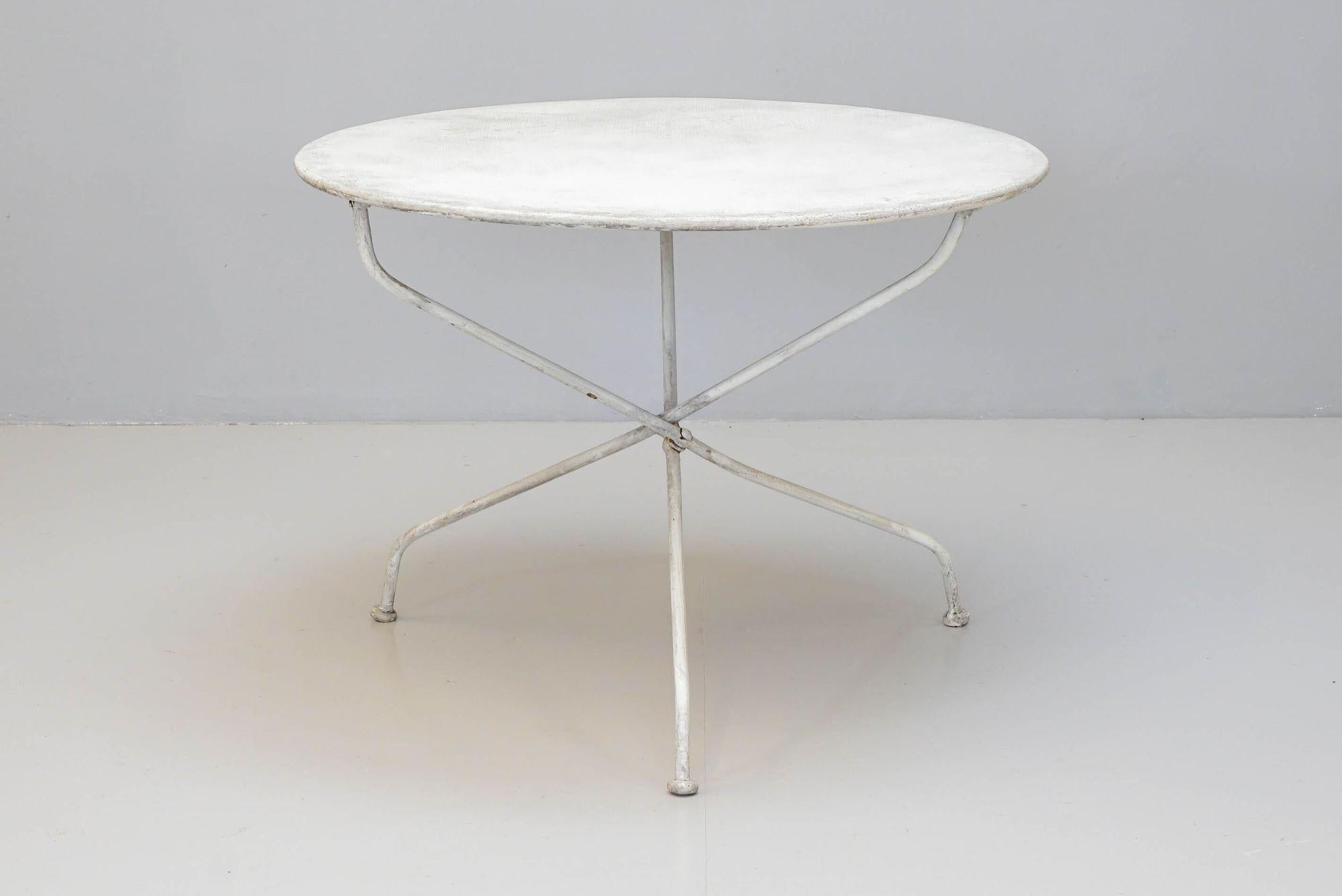 Table de jardin circulaire en acier peint en blanc du début du 20e siècle sur base tripode pliante.

H 65cm x L 90cm x P 90cm

France 1920

Veuillez nous contacter avant l'achat afin que nous puissions établir un devis d'expédition précis.