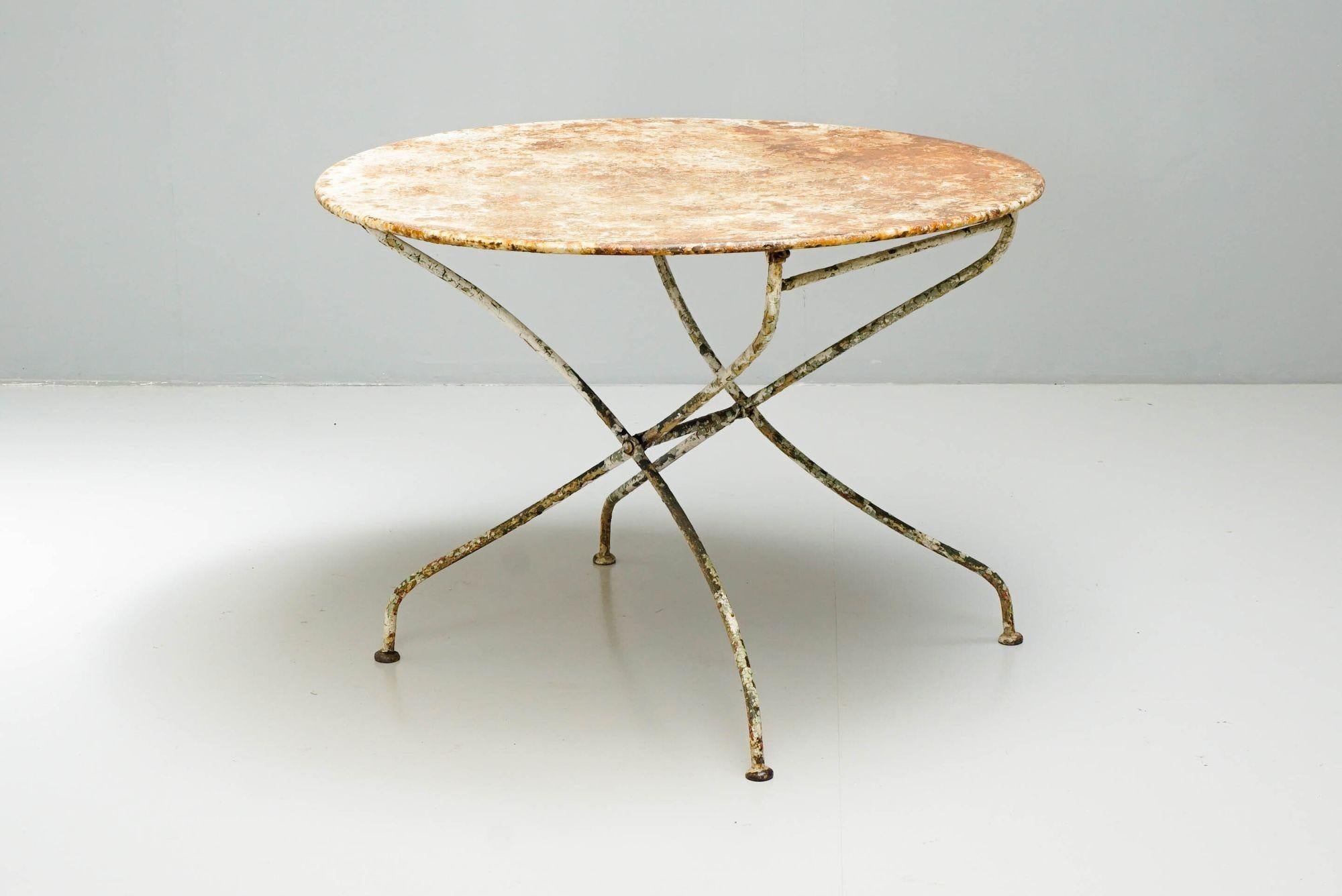 Table de jardin circulaire en acier du début du 20e siècle sur base pliante dans sa peinture d'origine.

H 70cm x L 100cm x P 100cm

France 1920 circa

Veuillez nous contacter avant l'achat afin que nous puissions établir un devis d'expédition