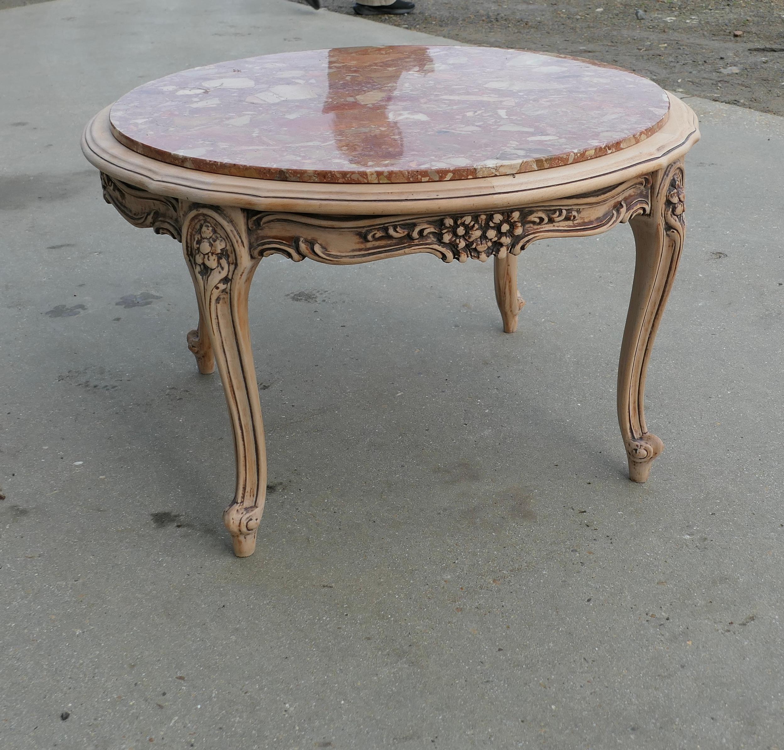 Table basse circulaire française sculptée avec plateau en marbre

Il s'agit d'une superbe table d'appoint française, de forme ronde, dont le plateau est orné d'un magnifique marbre, les pieds et le tablier sont en hêtre et sculptés de fleurs dans le