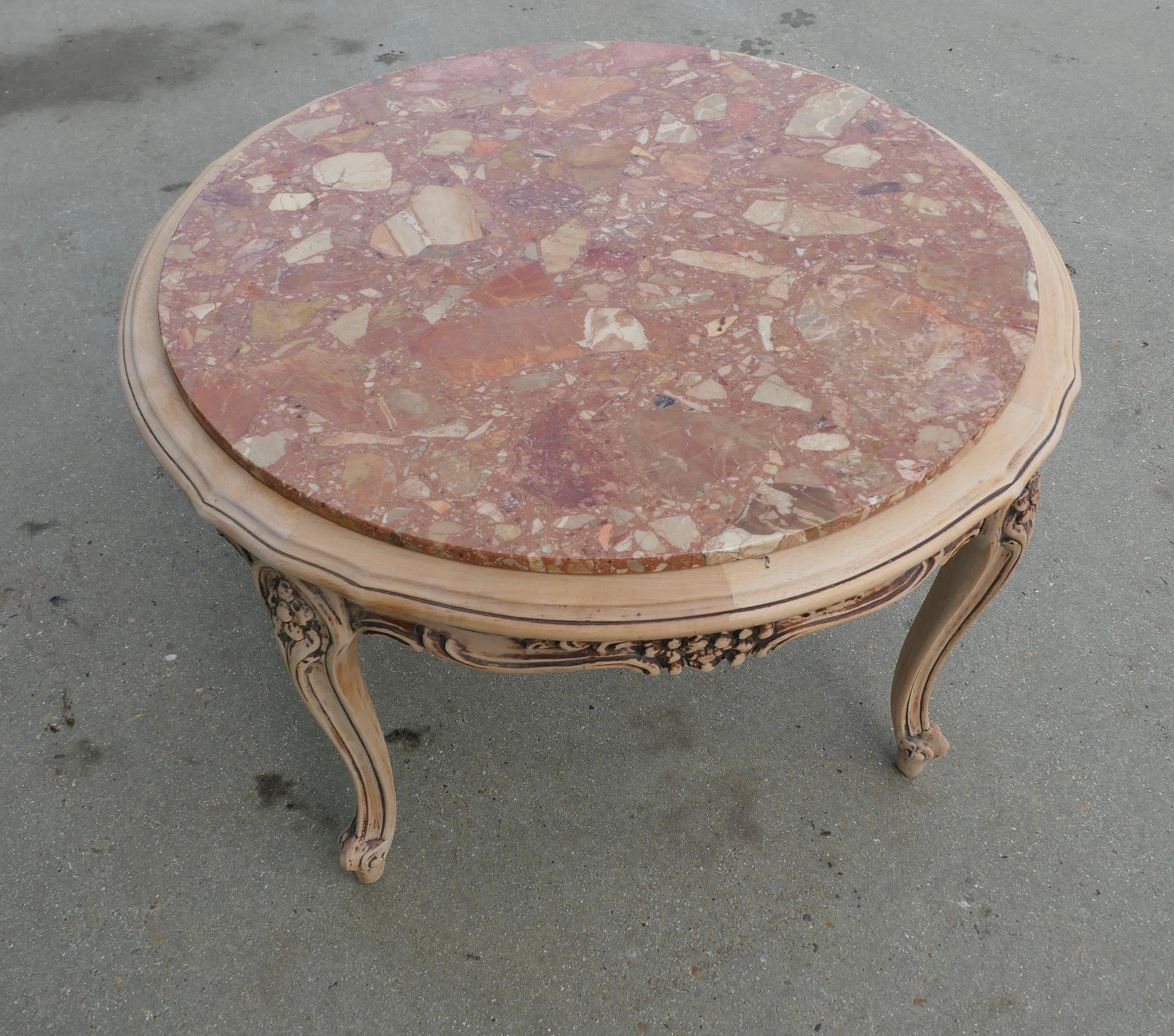 Provincial français Table basse circulaire française sculptée avec plateau en marbre  C'est une superbe qualité Fr en vente
