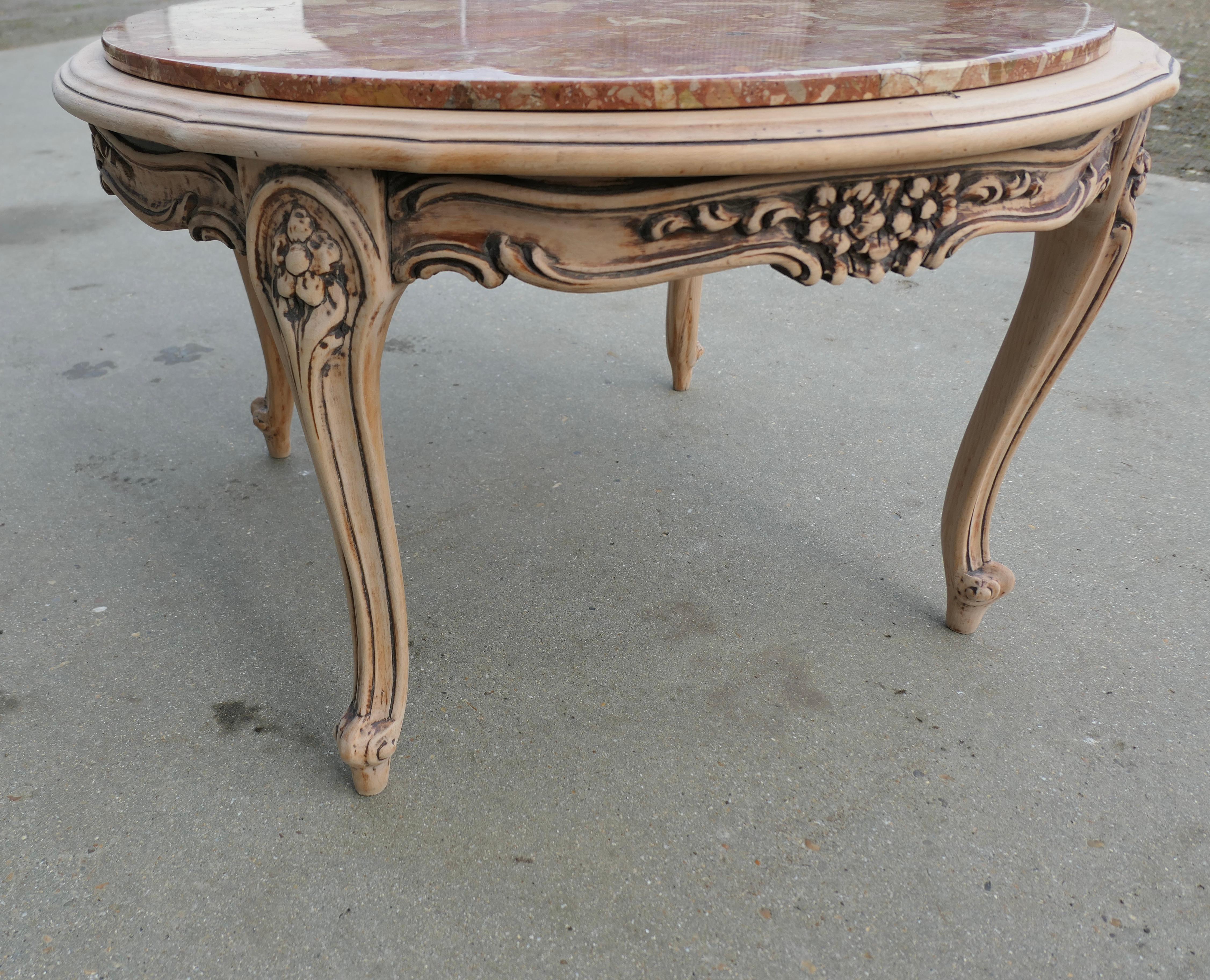 Table basse circulaire française sculptée avec plateau en marbre  C'est une superbe qualité Fr Bon état - En vente à Godshill, Isle of Wight