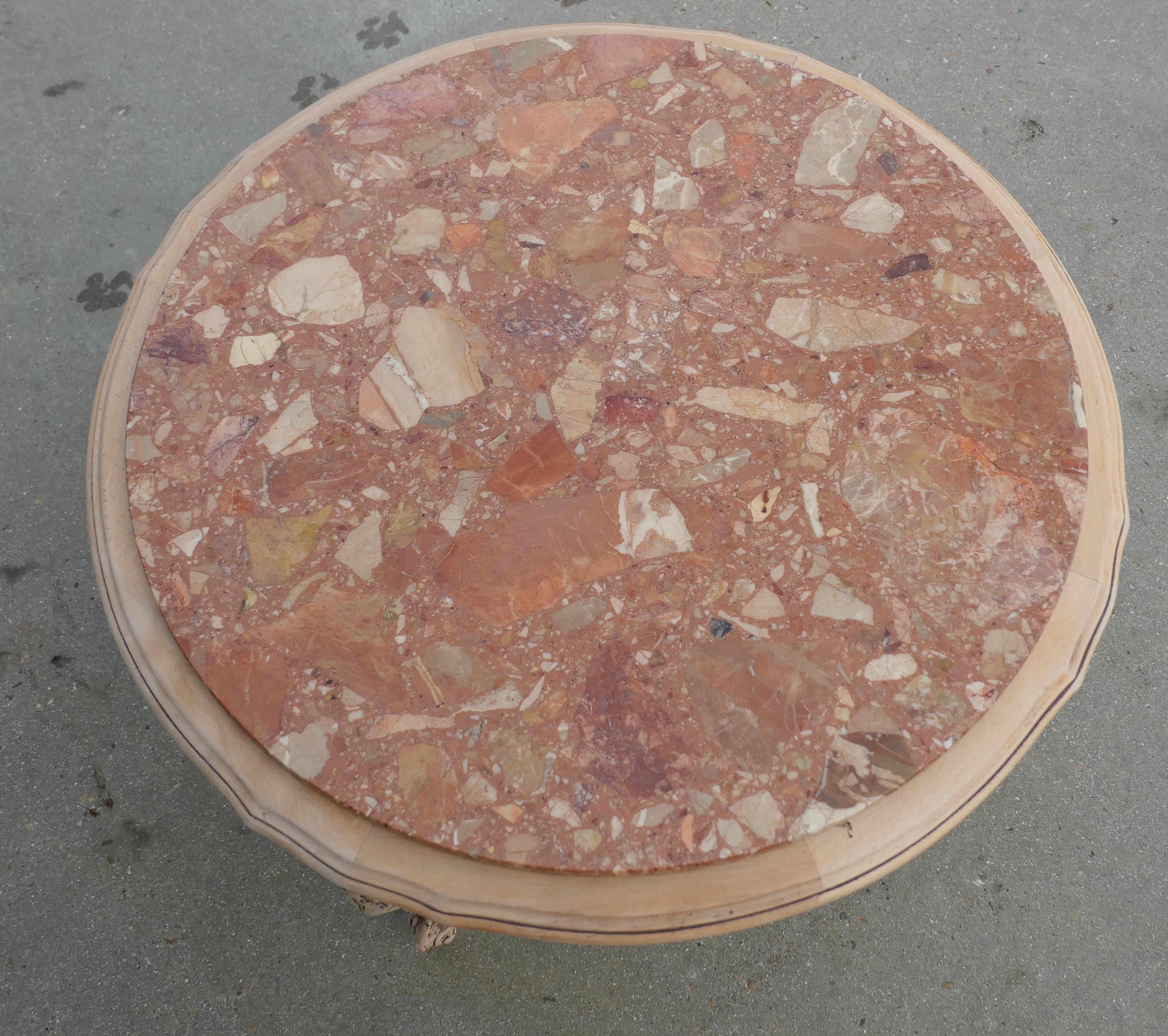Milieu du XXe siècle Table basse circulaire française sculptée avec plateau en marbre  C'est une superbe qualité Fr en vente