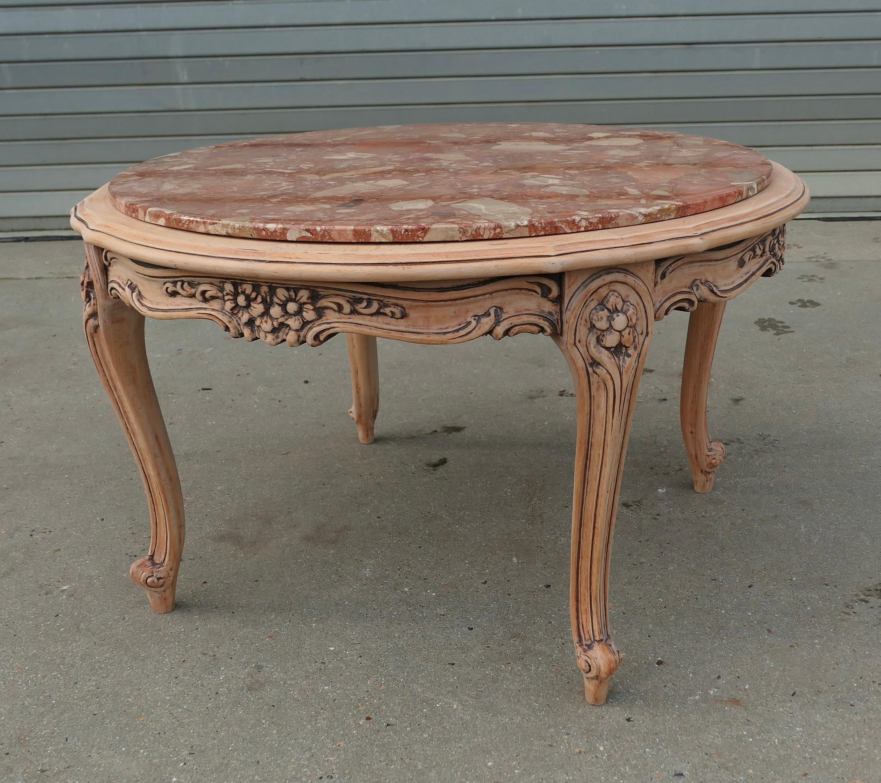 Marbre Table basse circulaire française sculptée avec plateau en marbre  C'est une superbe qualité Fr en vente