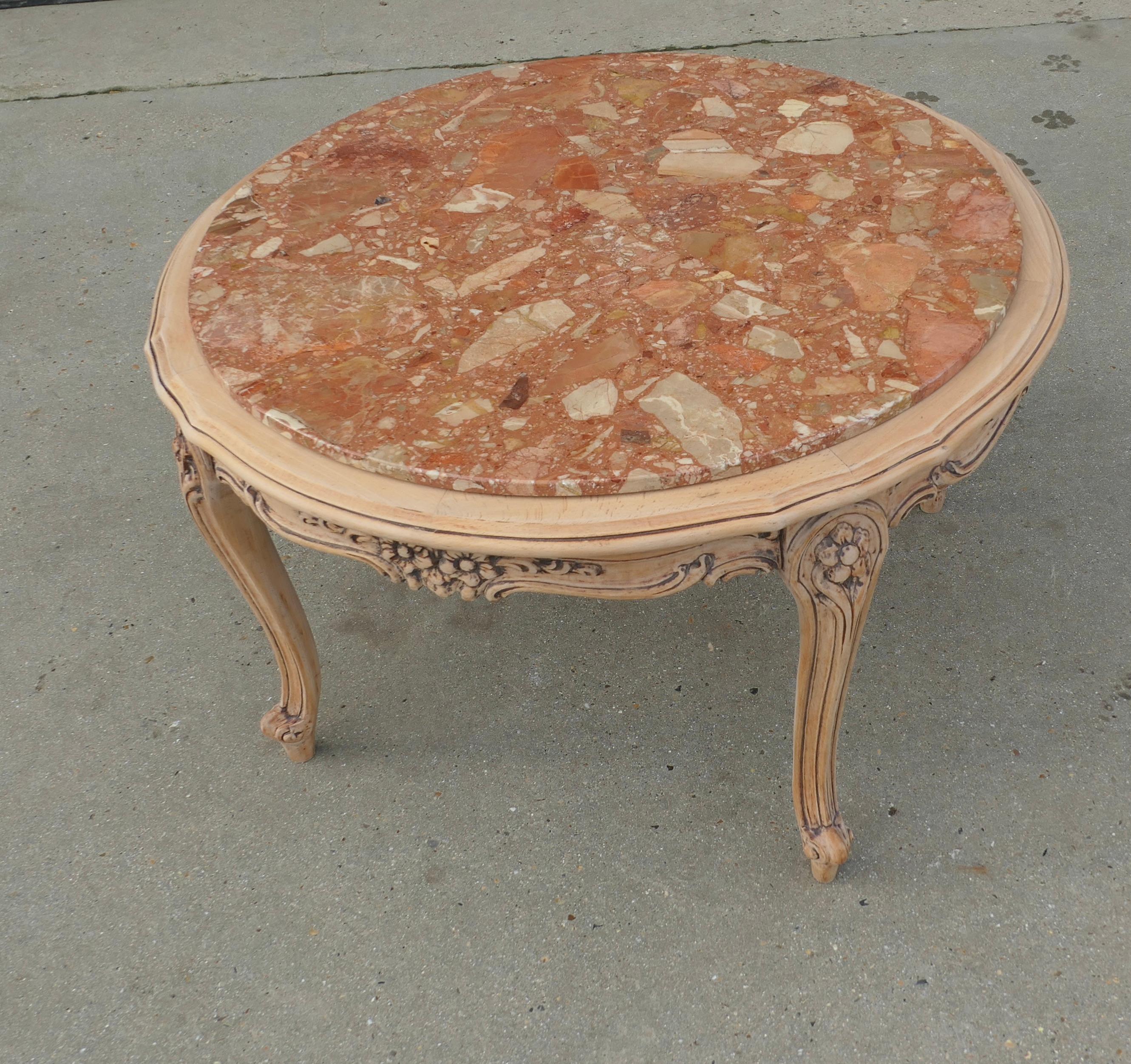 Table basse circulaire française sculptée avec plateau en marbre  C'est une superbe qualité Fr en vente 1