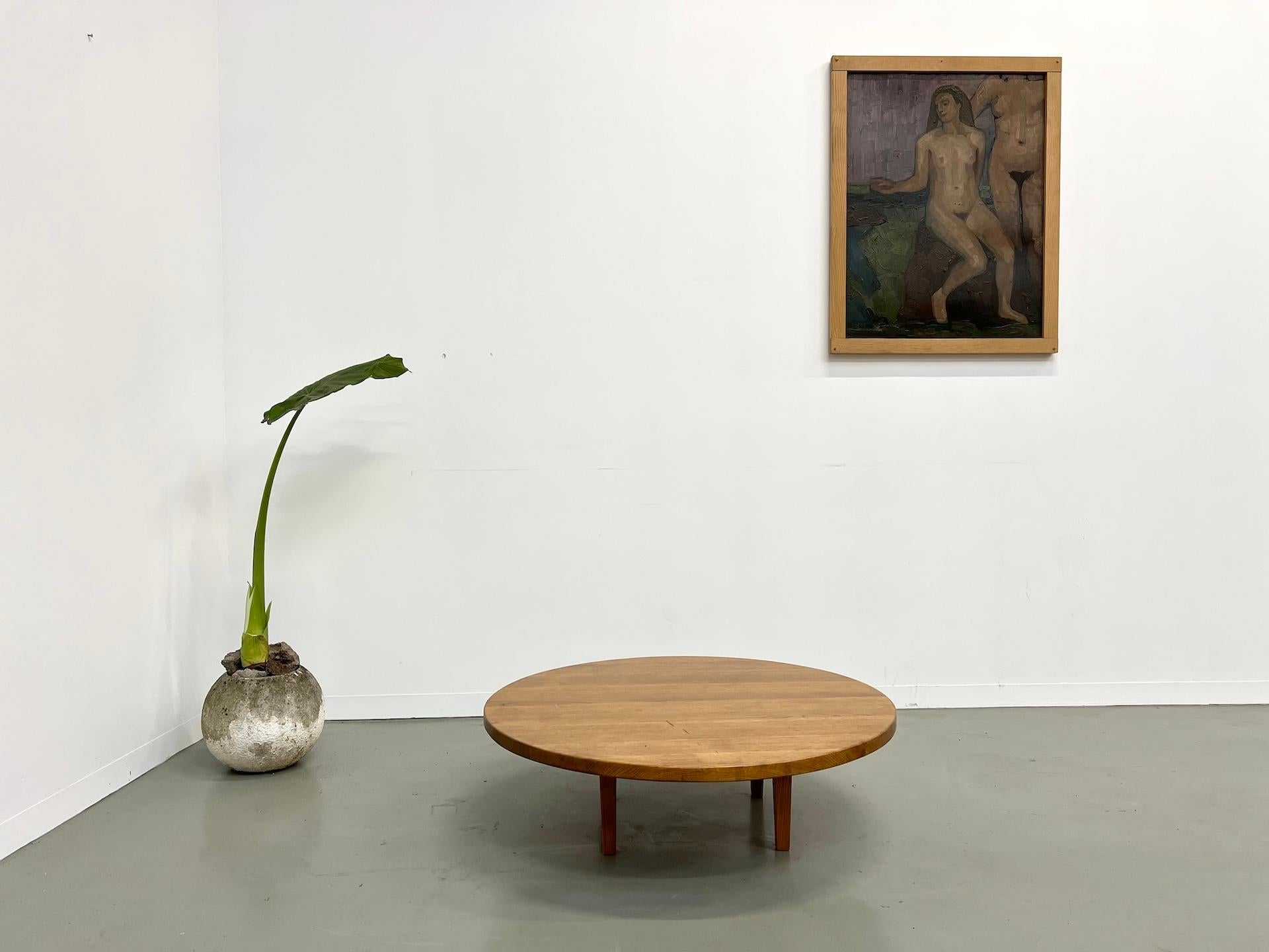 Nous avons eu un coup de cœur pour cette petite table basse des années 60 en chêne massif. Son plateau présente une très belle patine avec un veinage caractéristique du chêne. Son aspect est léger et aérien avec sa base fine et parfaitement stable.