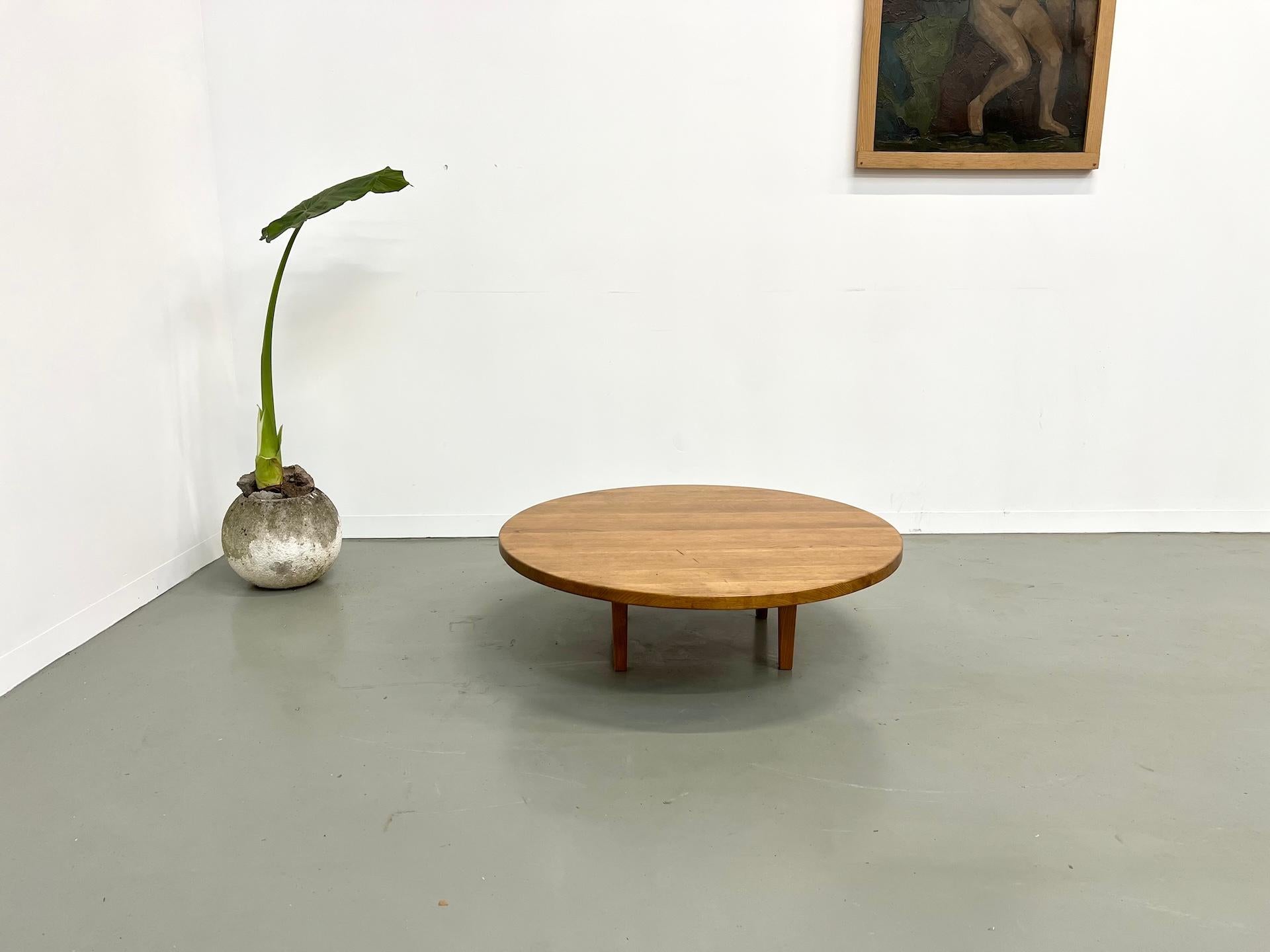 Mid-Century Modern Table basse circulaire en chêne massif français en vente