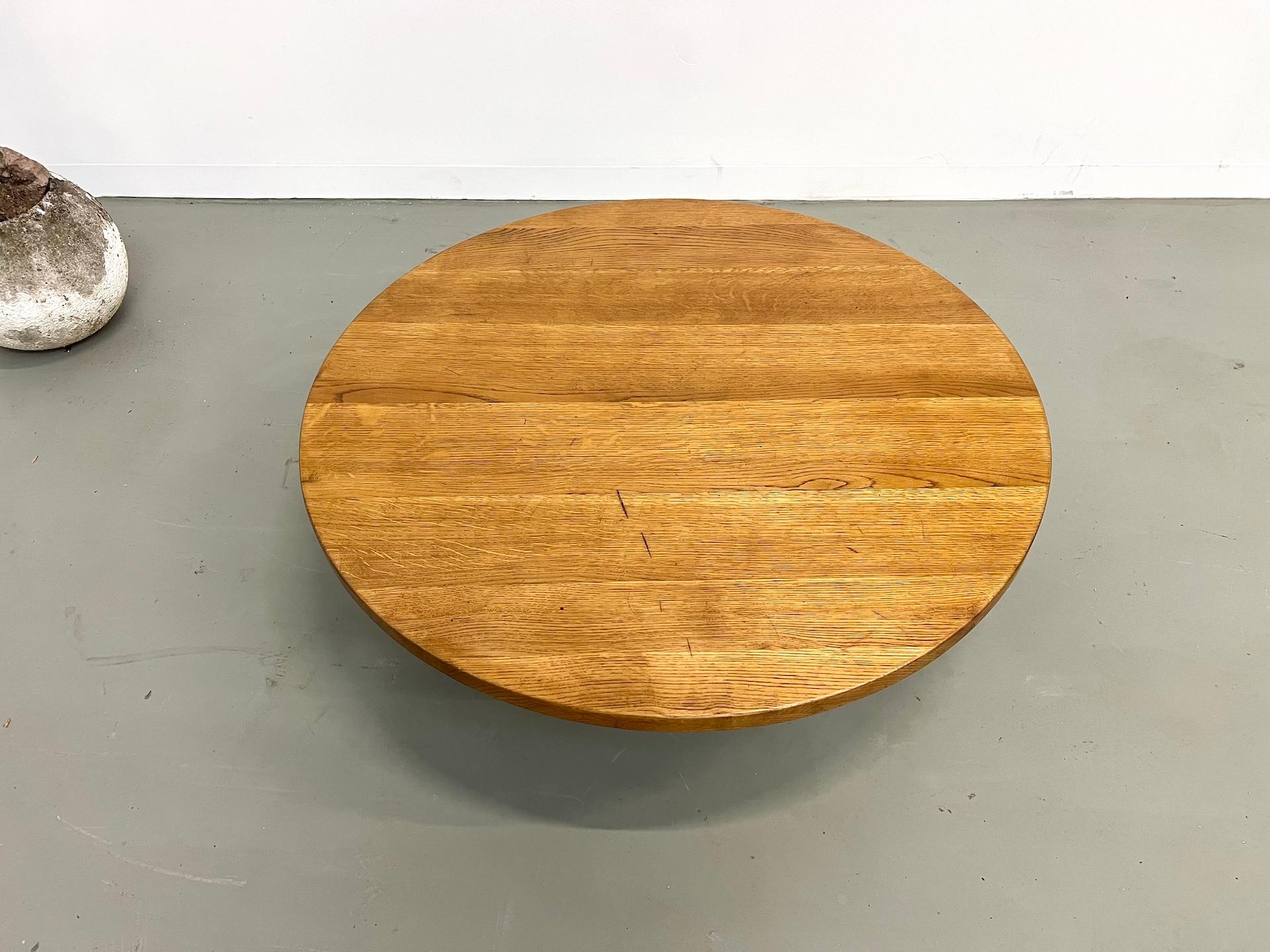 Français Table basse circulaire en chêne massif français en vente